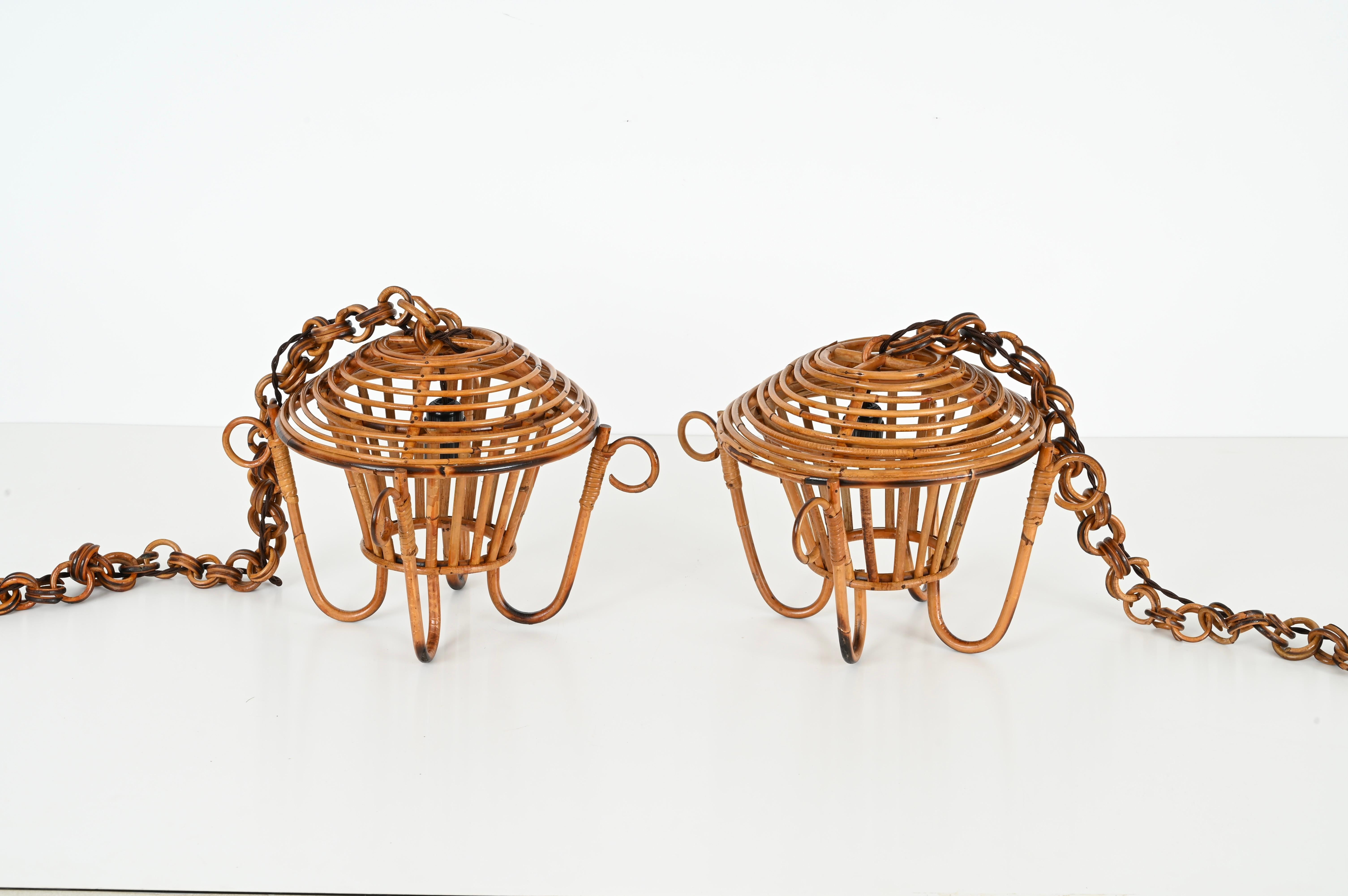 Sorprendente lampadario in stile Costa Azzurra di metà secolo, realizzato in una splendida combinazione di bambù rattan curvato e vimini intrecciato a mano.  Louis Sognot ha probabilmente disegnato questo straordinario ciondolo in Francia negli anni