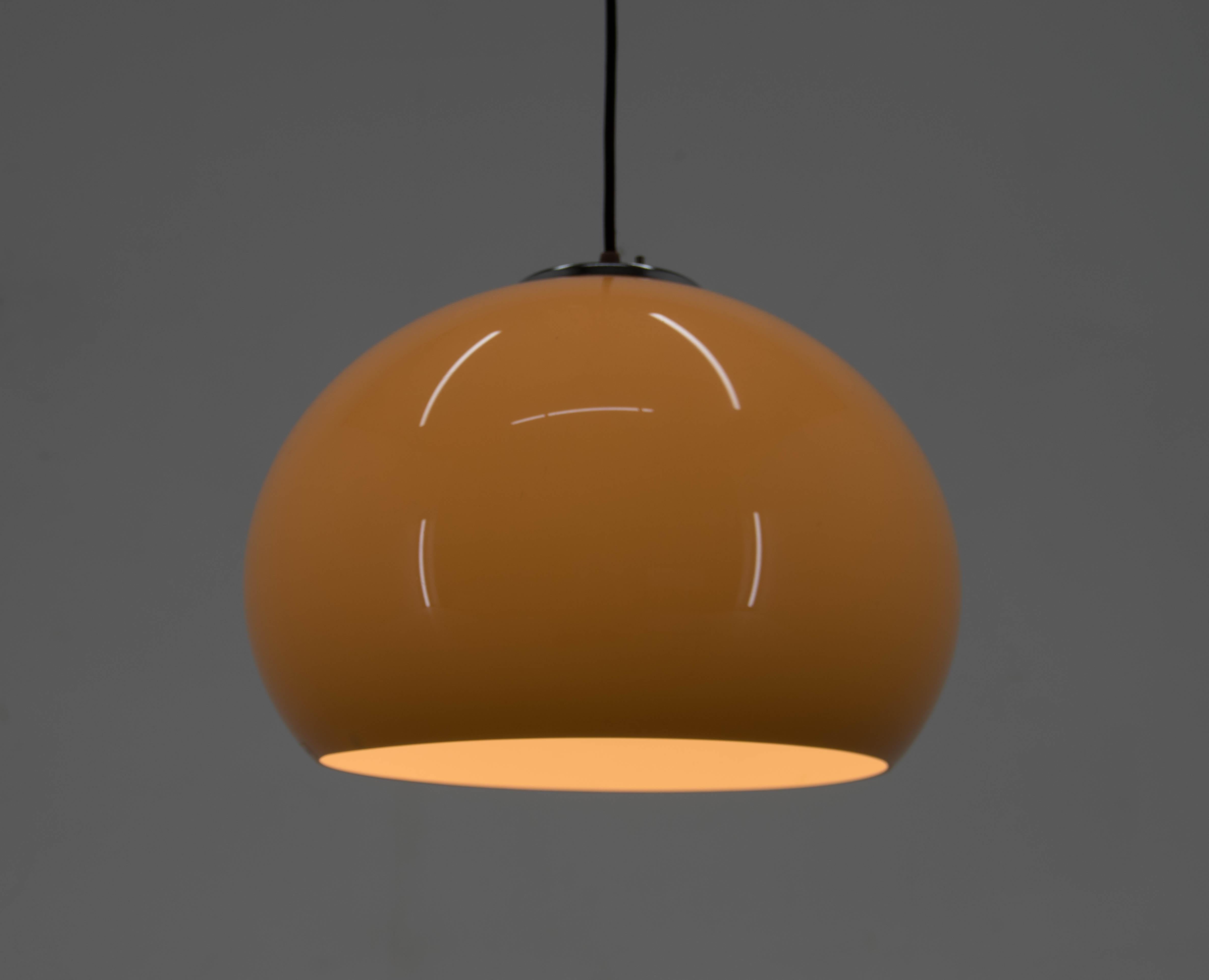 Beige plastic pendant made in Italy in 1970s by Meblo.
Labeled.
Rewired: 1x60W, E25-E27 bulb
US wiring compatible
 