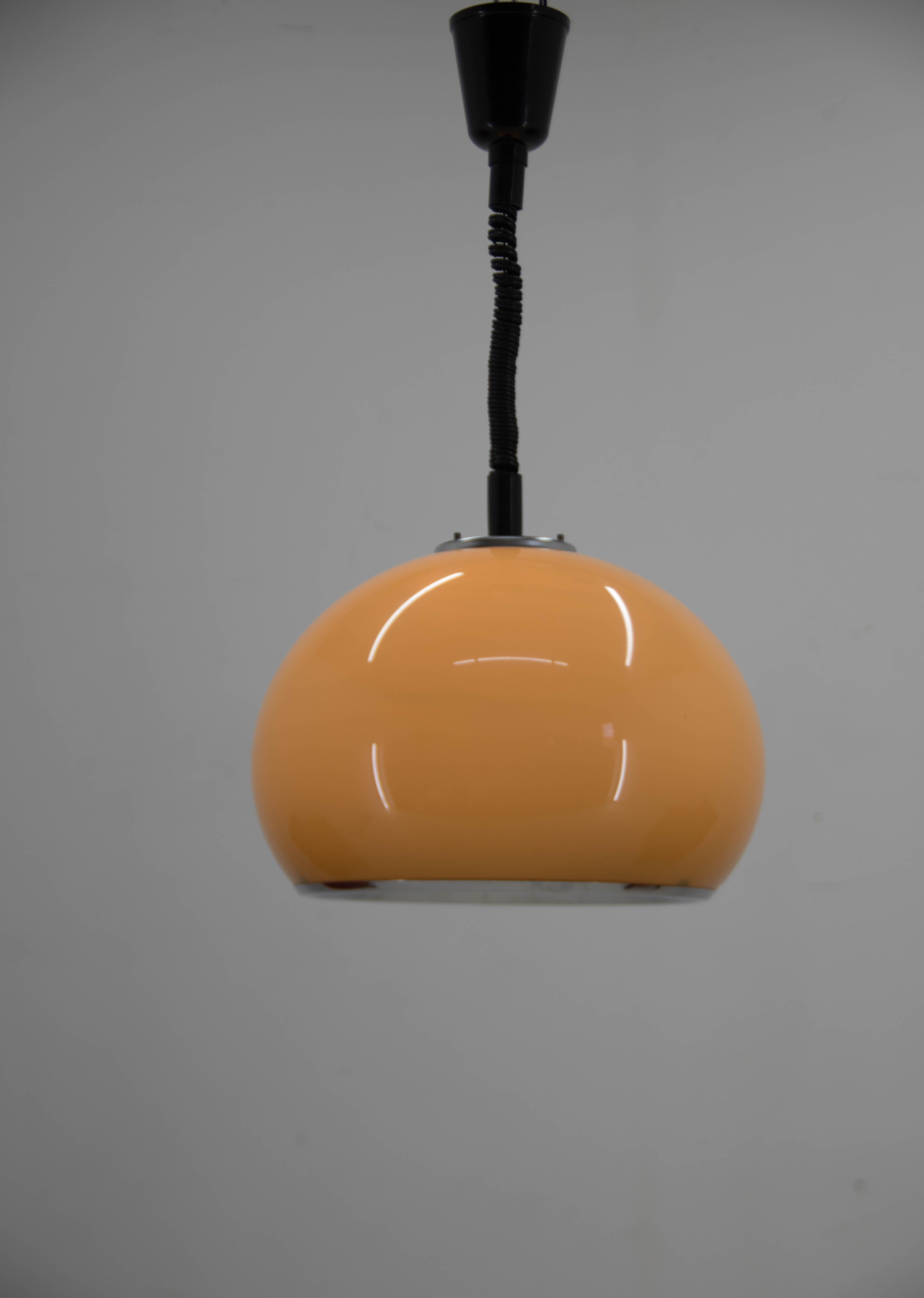 Plastique Pendentif du milieu du siècle dernier conçu par Harvey Guzzini pour Meblo, Italie, 1970 en vente