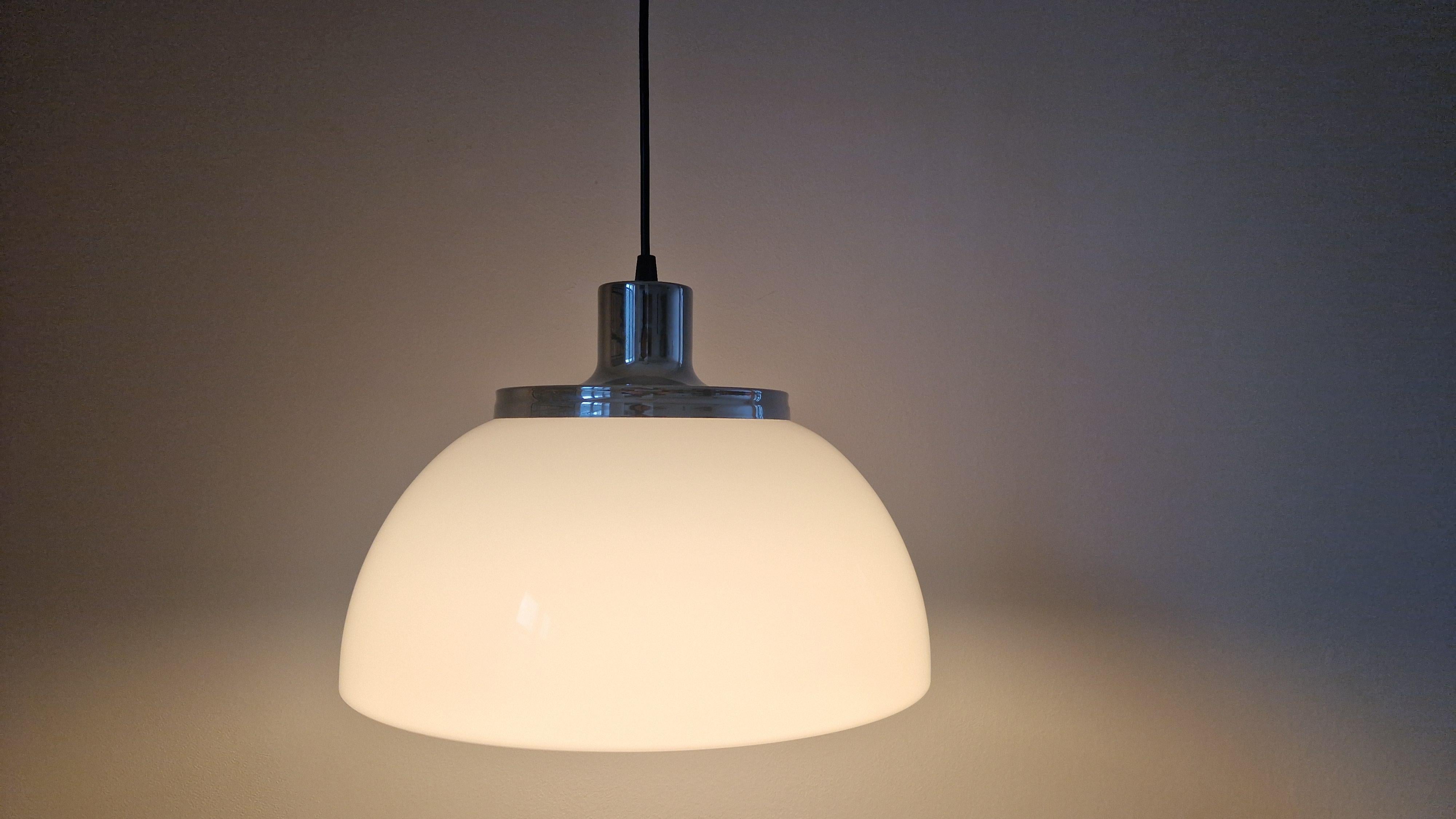 Lampe à suspension Faro conçue par Luigi Massoni pour Meblo Guzzini, Italie, 1970 en vente 1