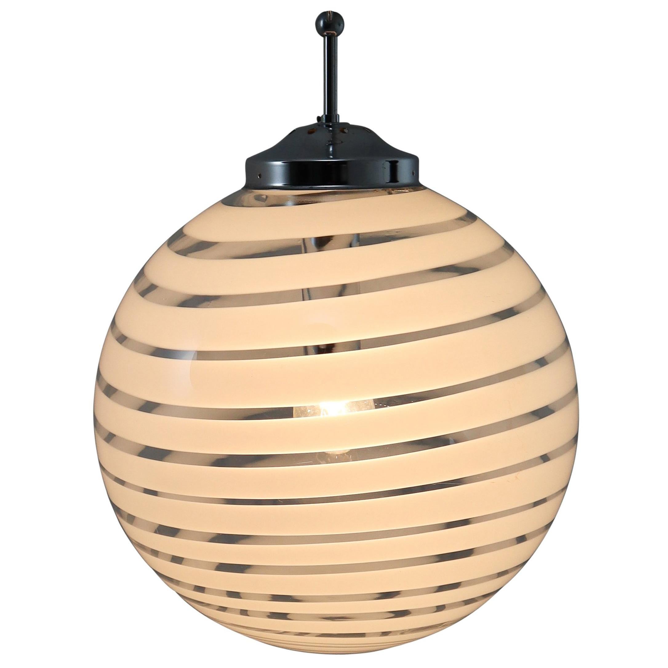 Mid-Century-Anhänger aus Chrom und Kunstglas mit weißen Streaks, Deutschland, 1970er Jahre im Angebot