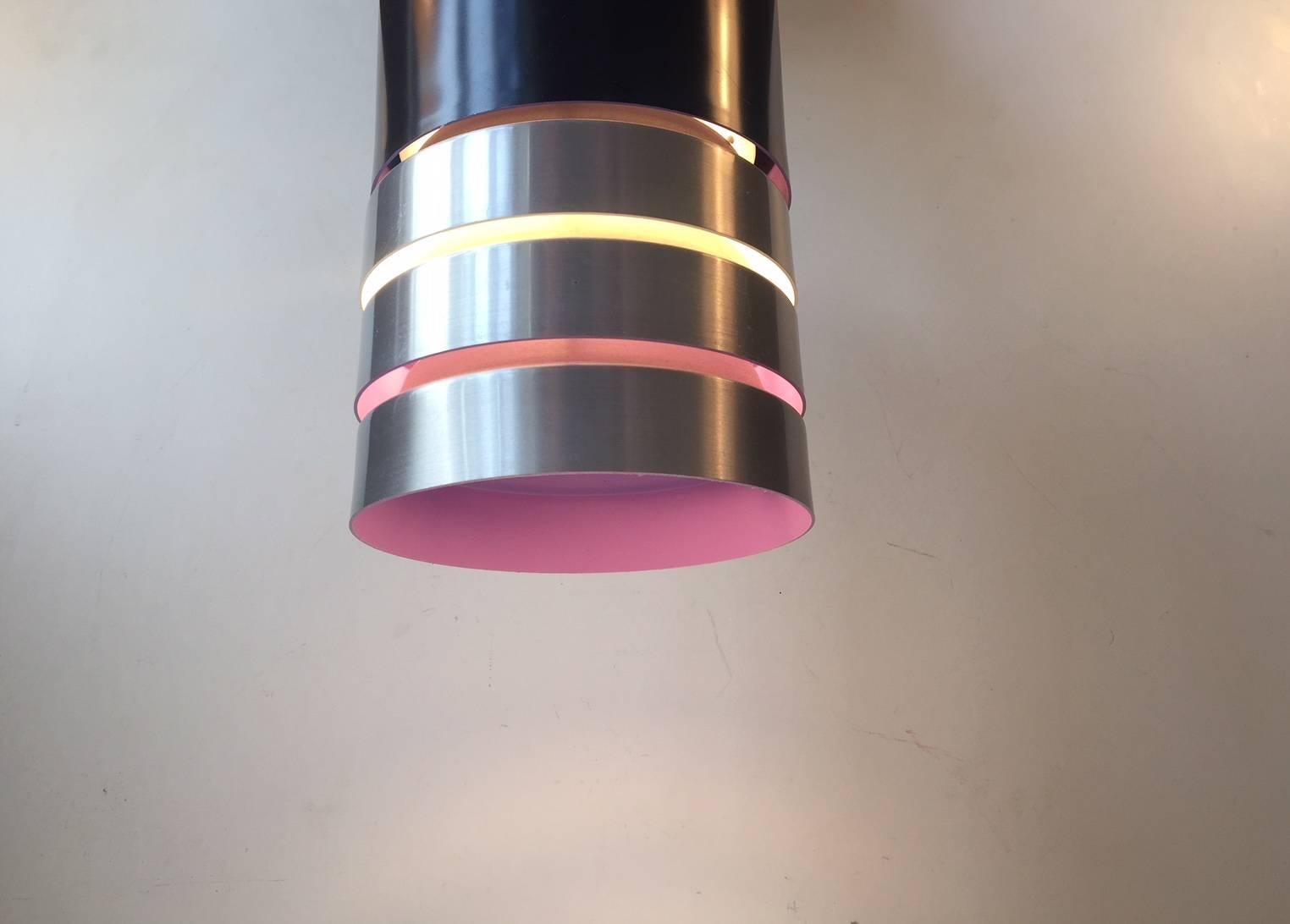 - Aluminium pendant lamp by Carl Thore
- Manufactured by Granhaga Metalindustri, Sweden in the 1960s-1970s
- White and purple inner shades that create a warm atmospheric light
- Mounted with 3 meters new white wire
- Ready for mounting.