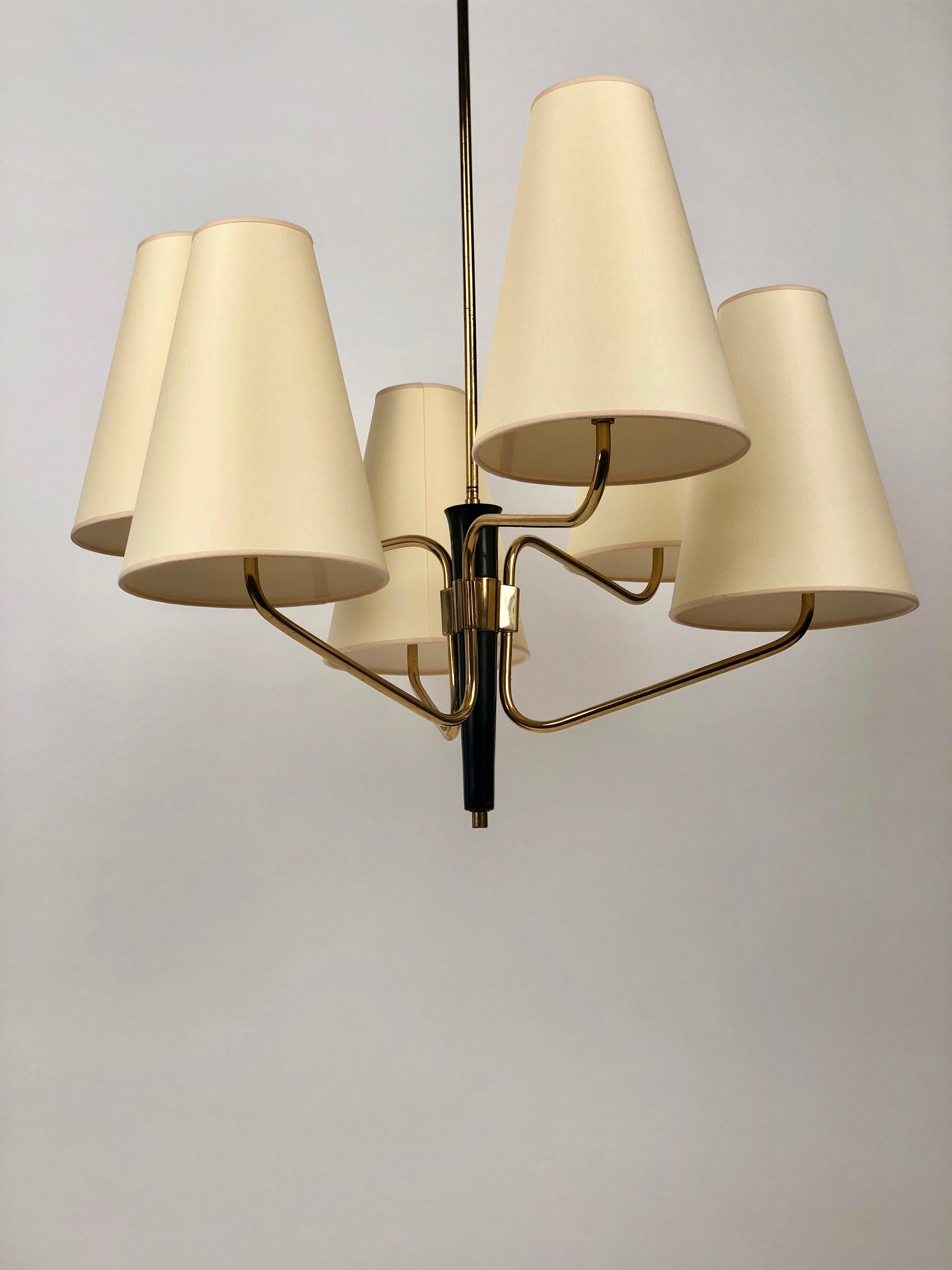Large pendant lamp with brass arms and blackened corpus.
Six silk shades positioned on three levels giving the lamp a dynamic form.
Minimalistic design with harmony and elegance.
Manufactured in Austria around 1965 by the company Rupert Nikoll.