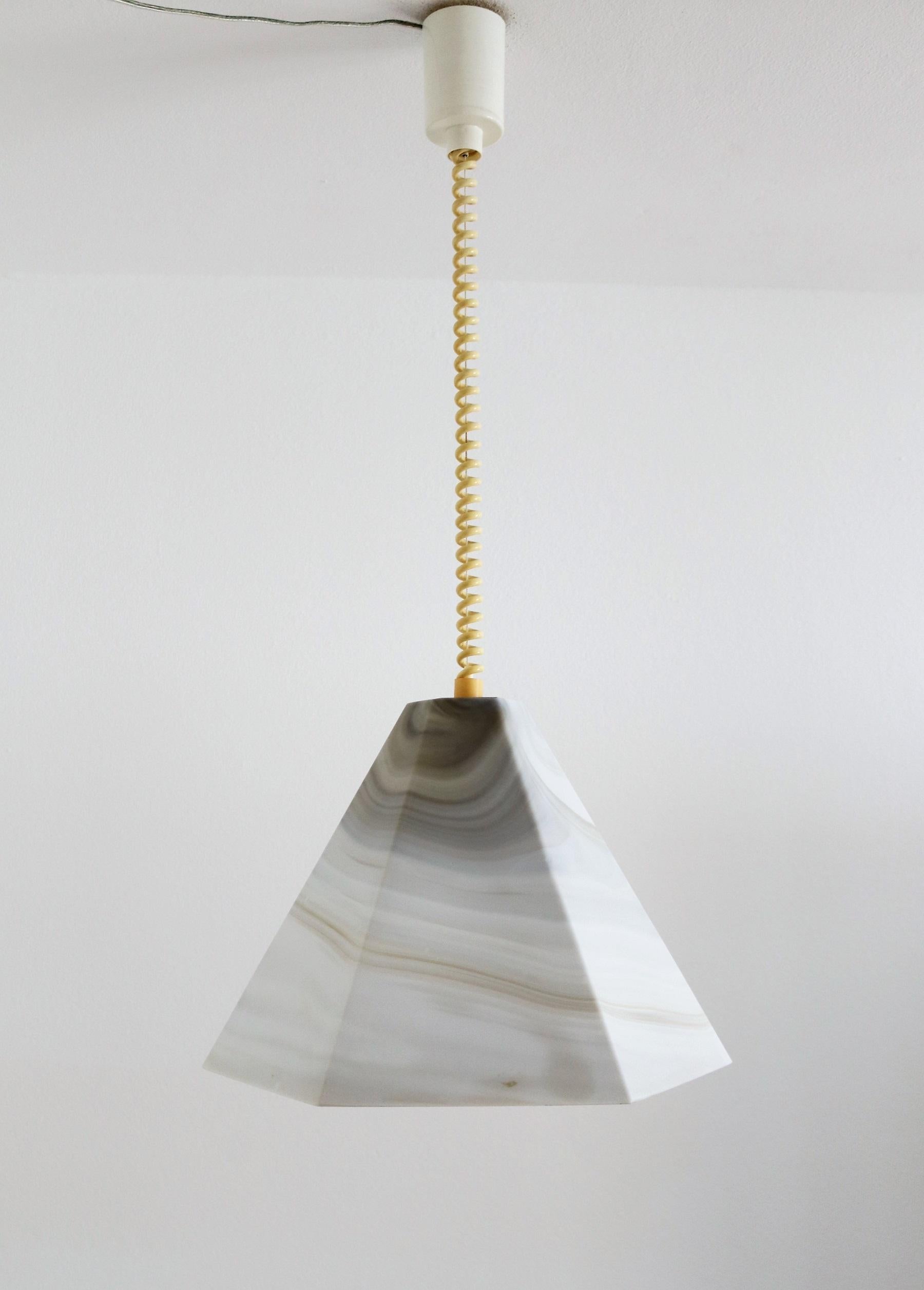Lampe suspendue du milieu du siècle dernier en verre avec effet de marbre et câble bouclé, 1970 en vente 5