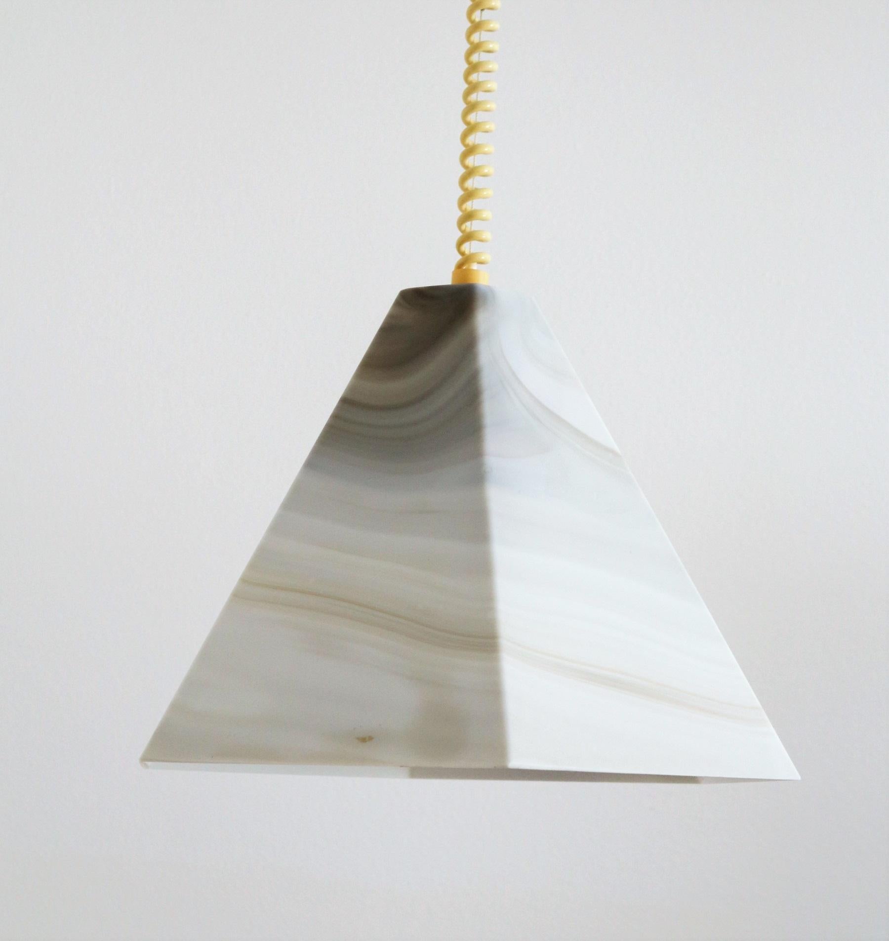 Particular hexagonal pendant lamp in white glass with magnificent marble effect.
Made in Germany by Peill and Putzler in the 1970s.
The pendant lamp is in its original version with original curly cable in very good vintage and working