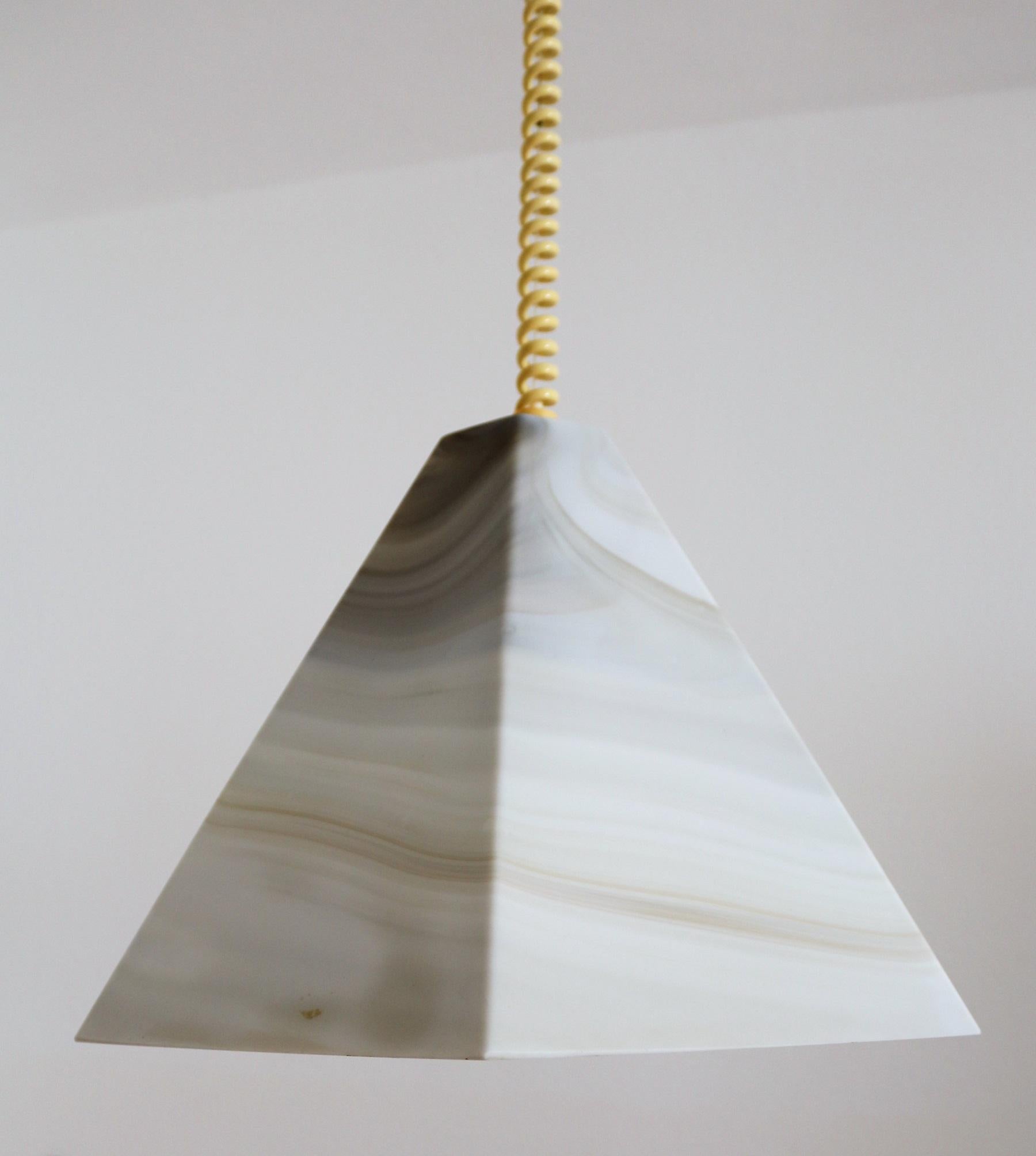 Mid-Century Modern Lampe suspendue du milieu du siècle dernier en verre avec effet de marbre et câble bouclé, 1970 en vente