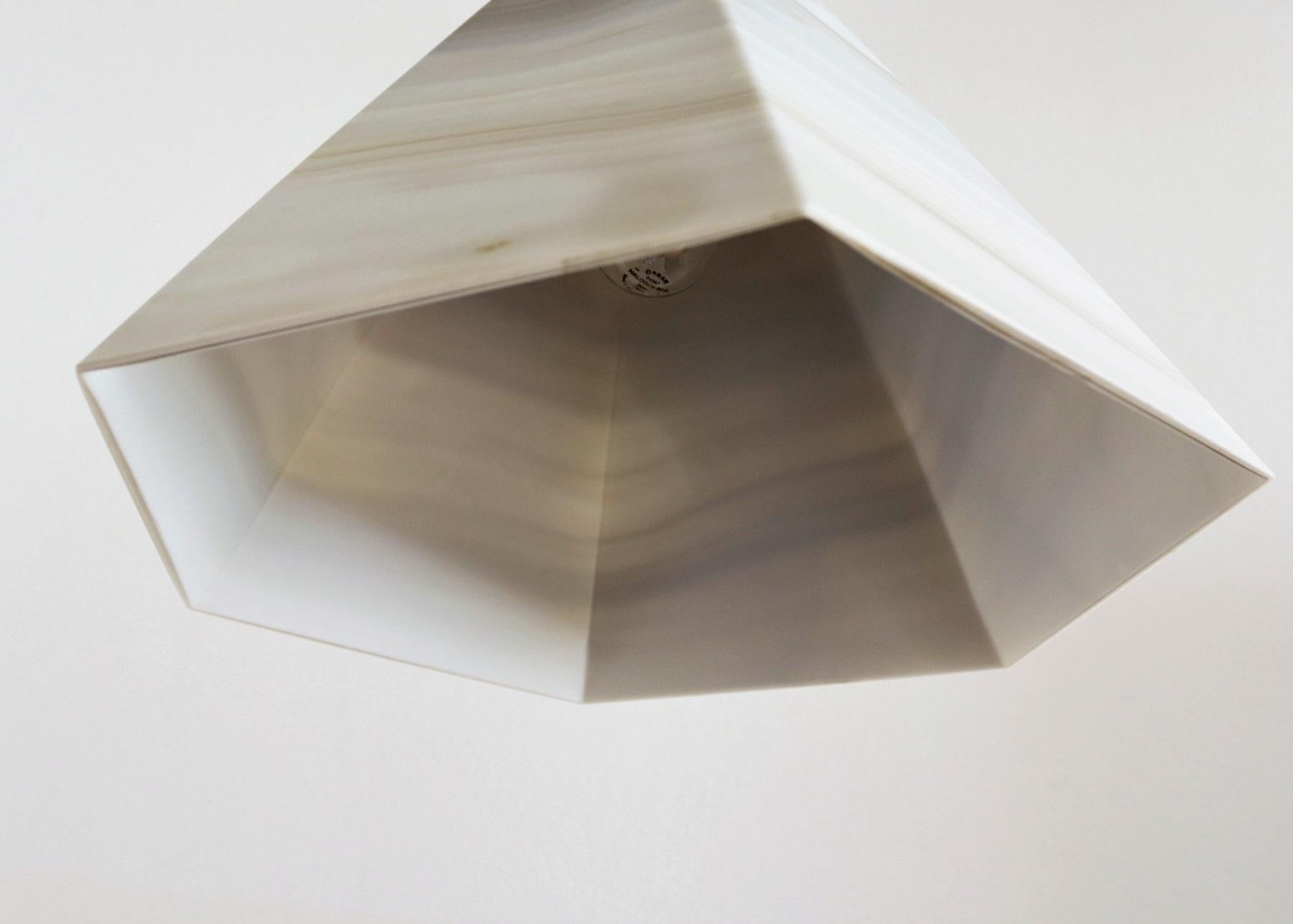 Lampe suspendue du milieu du siècle dernier en verre avec effet de marbre et câble bouclé, 1970 Bon état - En vente à Morazzone, Varese