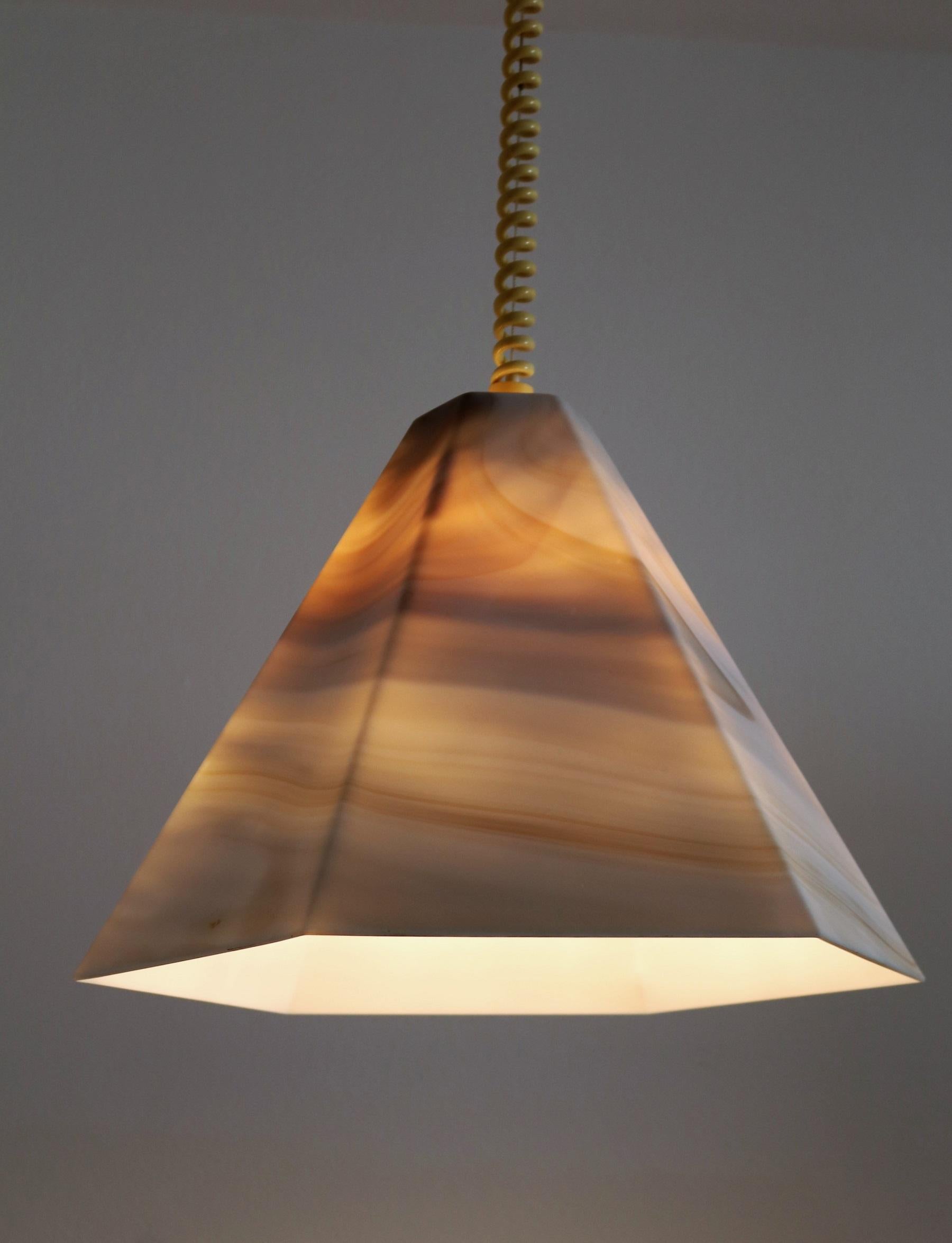 Fin du 20e siècle Lampe suspendue du milieu du siècle dernier en verre avec effet de marbre et câble bouclé, 1970 en vente