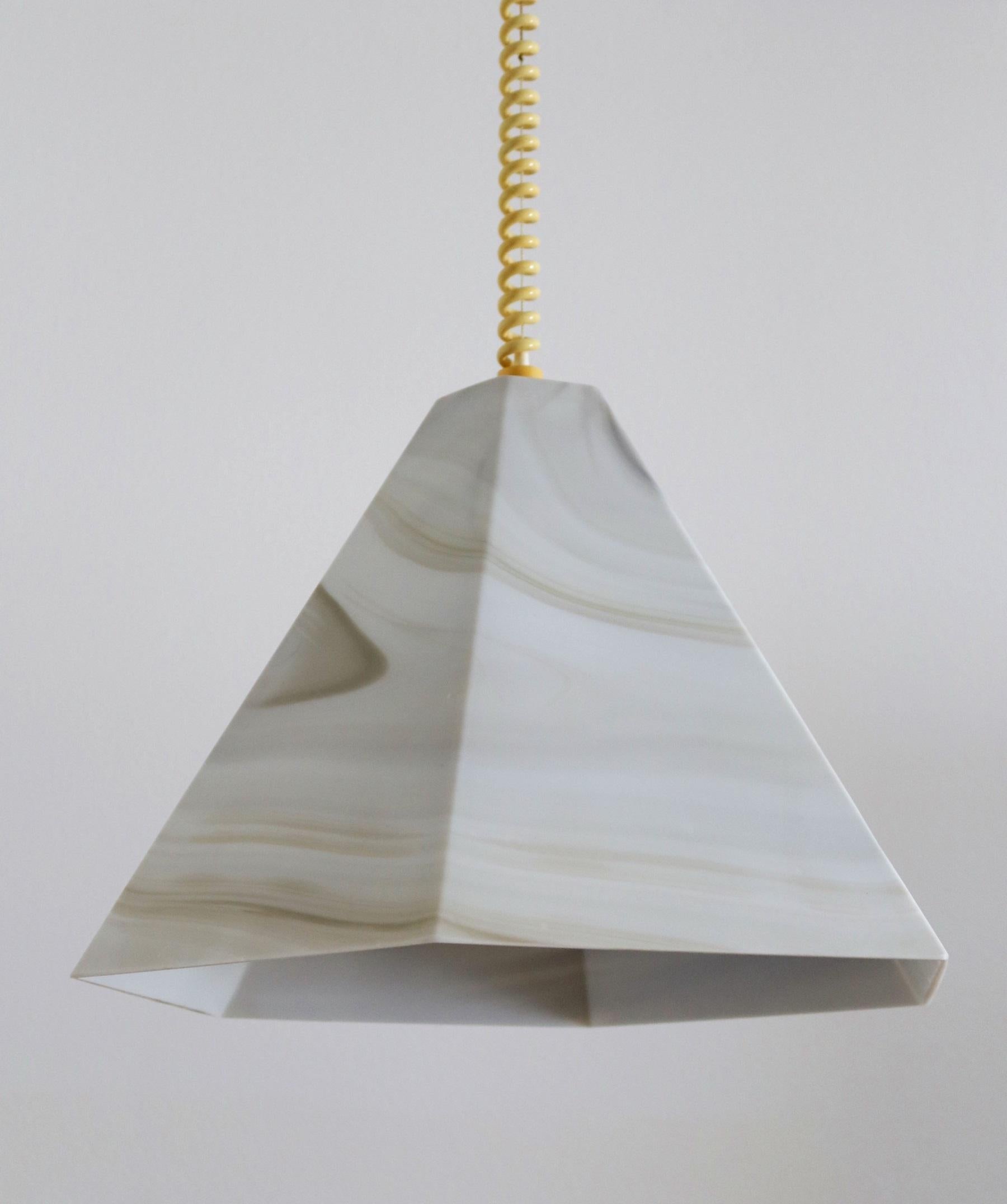 Lampe suspendue du milieu du siècle dernier en verre avec effet de marbre et câble bouclé, 1970 en vente 1