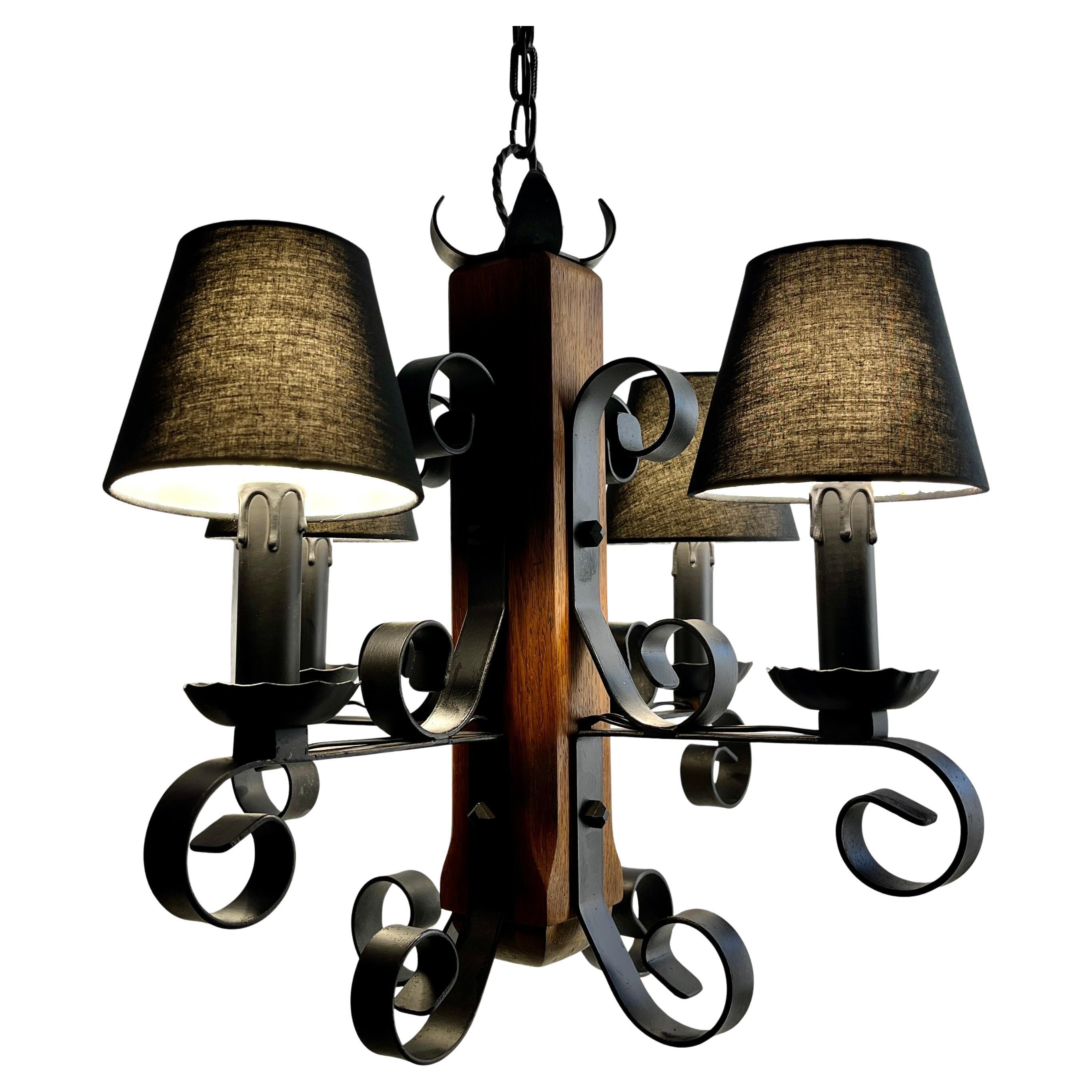 Mid-Century moderno Lampada a sospensione del Medioevo Dimentica Metallo e Oak Con 4 Paralumi Neri in vendita