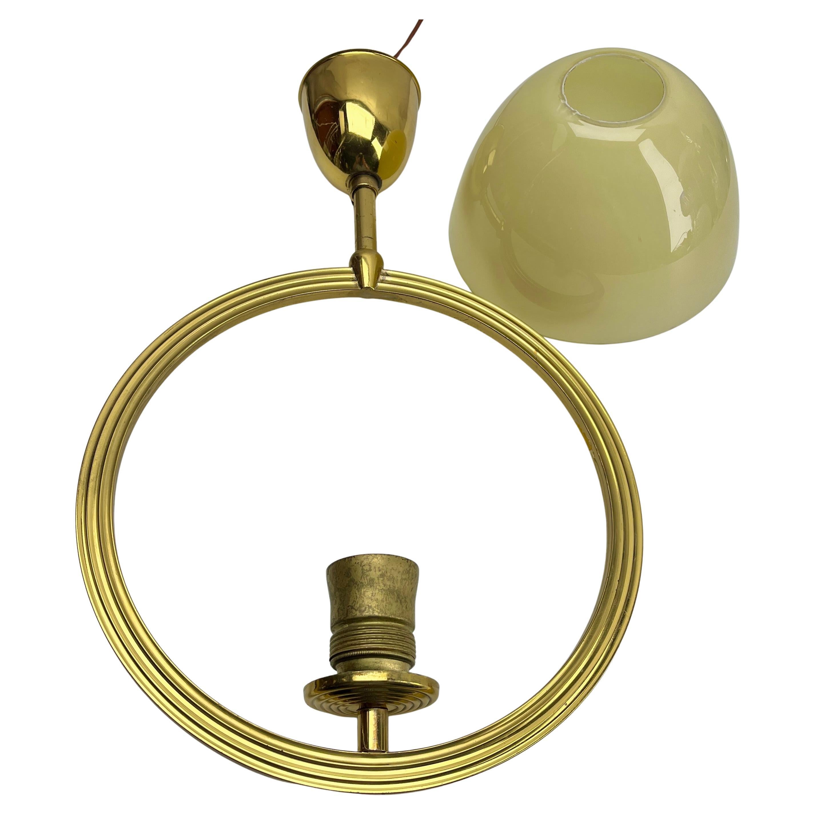 Lampade a sospensione della fine degli anni '50, progettate in stile Art Deco con paralume opalino
La sua forma classica e modernista e la semplicità del suo design la rendono un esempio iconico dell'illuminazione degli ingressi delle case della
