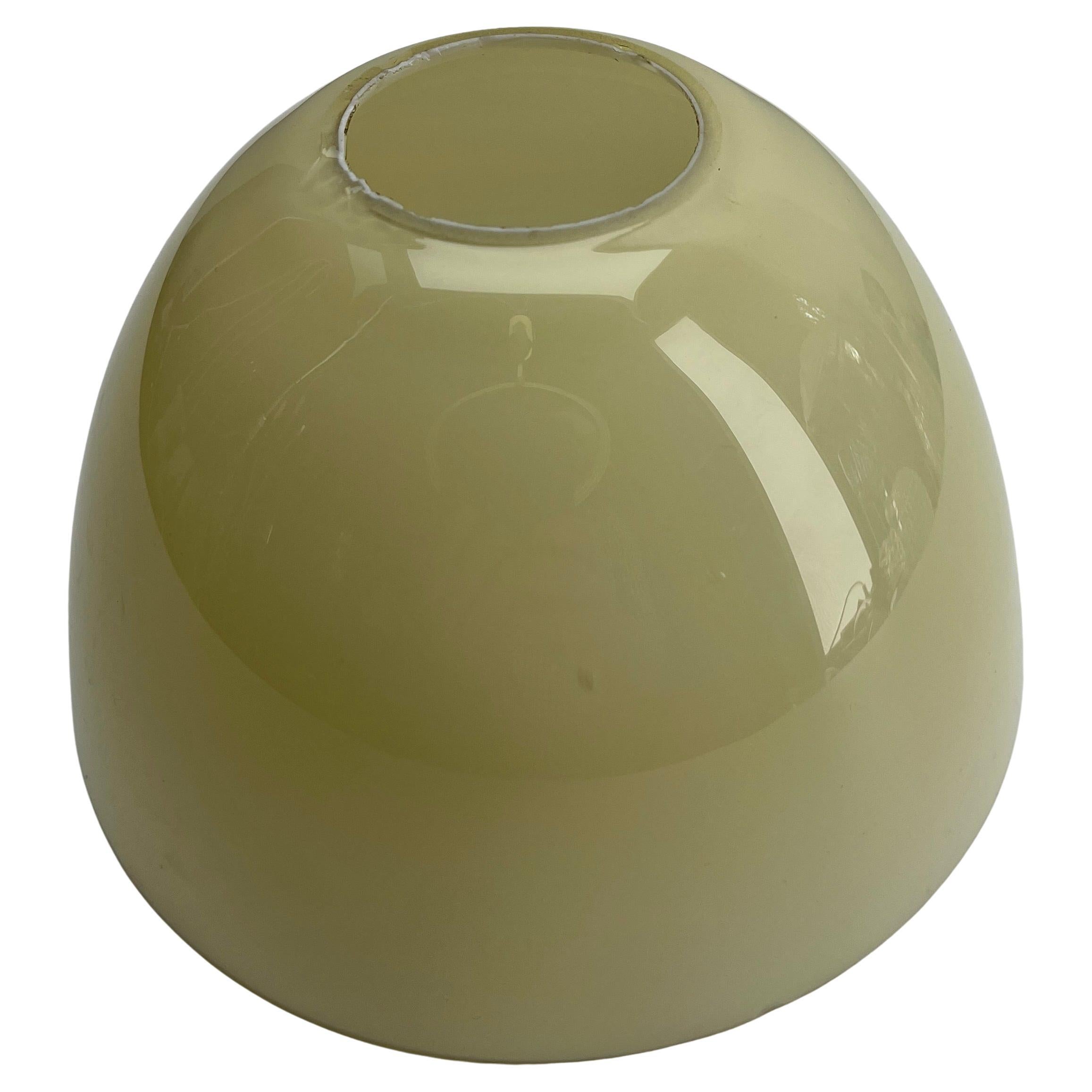 Vetro opalino Lampada a sospensione Midcentury Lobby Light in ottone e paralume opalino, anni '50 in vendita