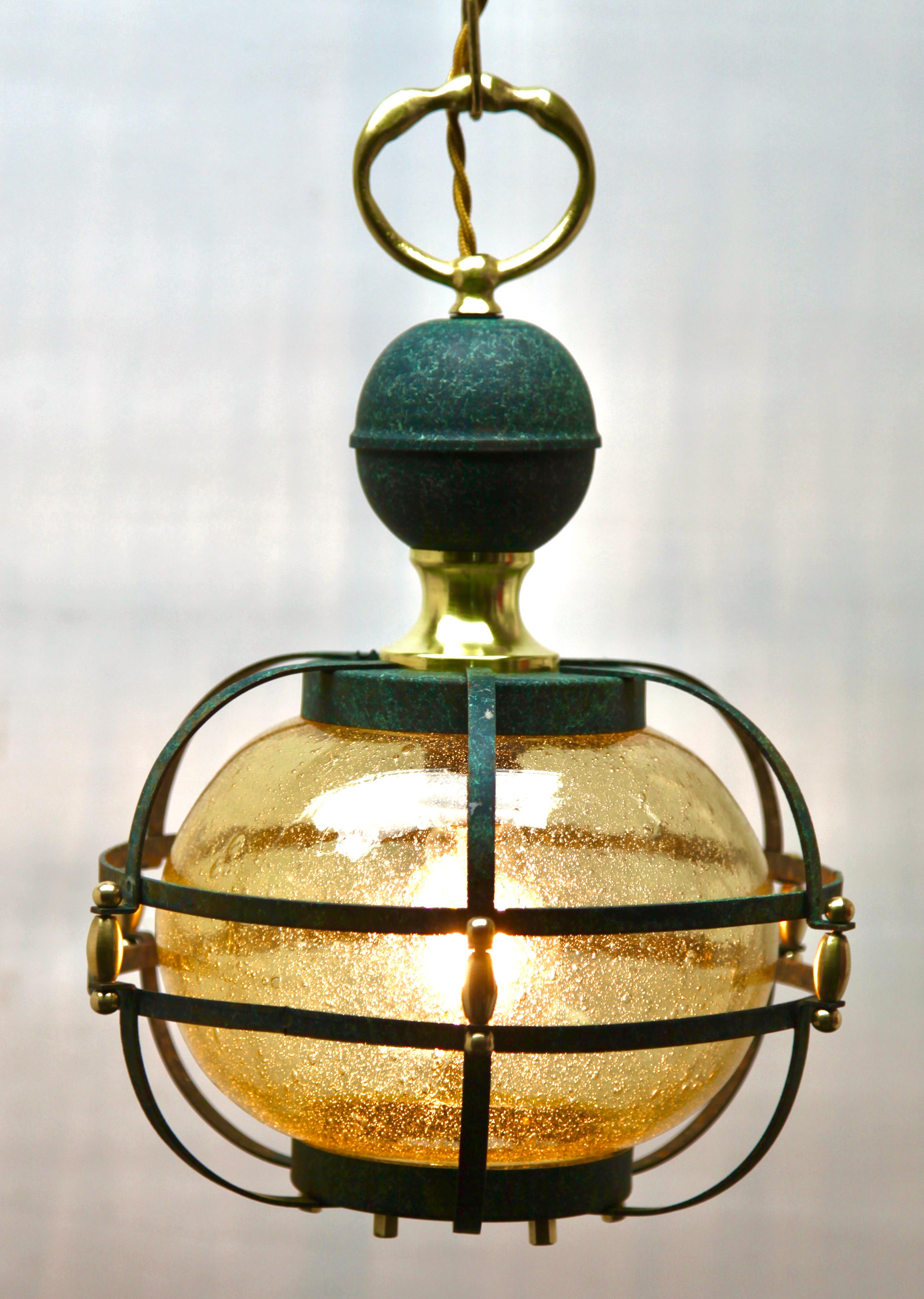 
Hängeleuchten aus den späten 1950er Jahren, entworfen im skandinavischen Stil mit einem opalenen Lampenschirm.
Ihre klassisch-moderne Form und ihr schlichtes Design machen sie zu einer Ikone der Lobbybeleuchtung aus der Mitte des Jahrhunderts.
In