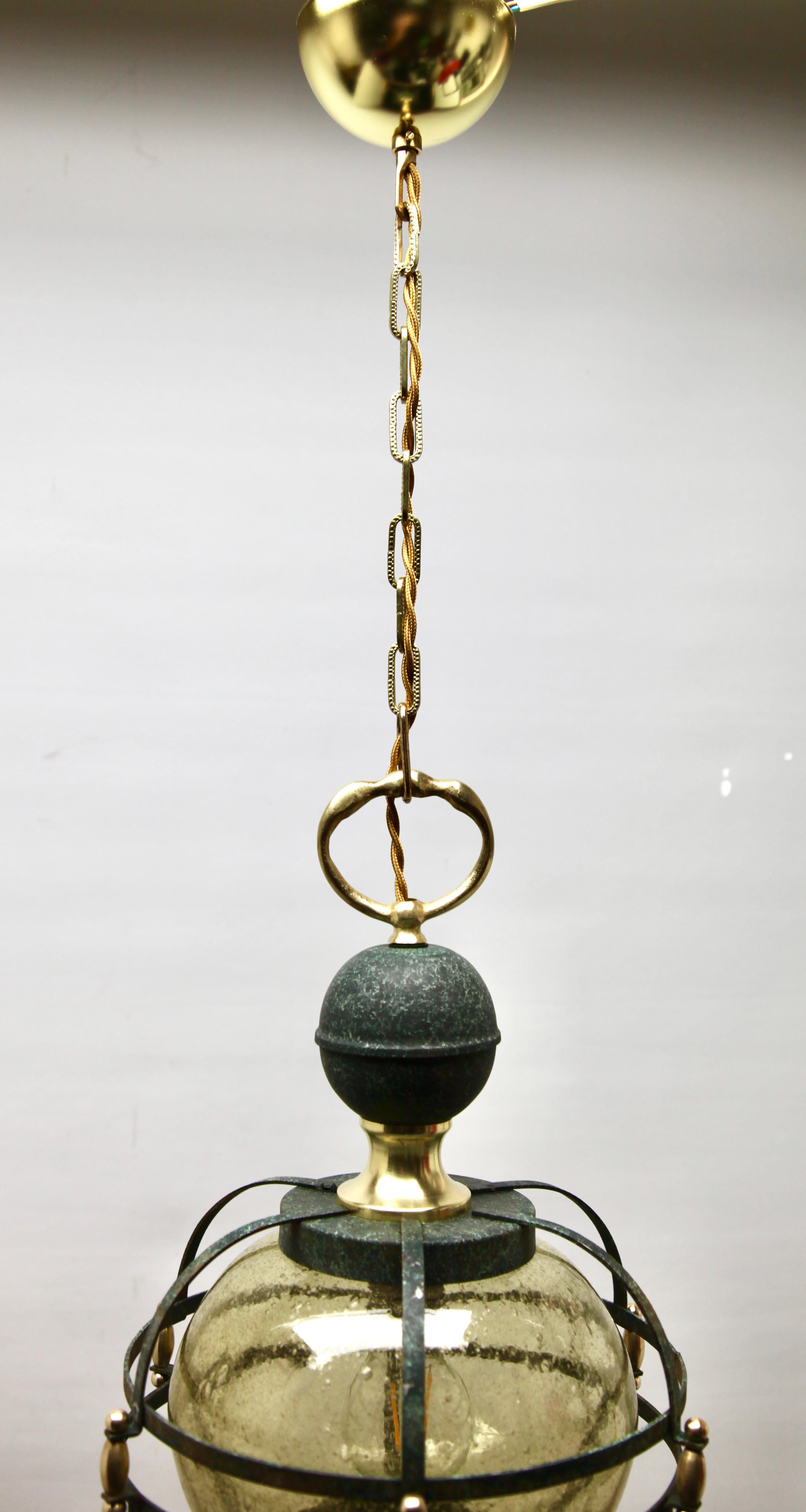 Scandinave Lampe à suspension mi-siècle moderne, abat-jour en métal et verre Forget en vente