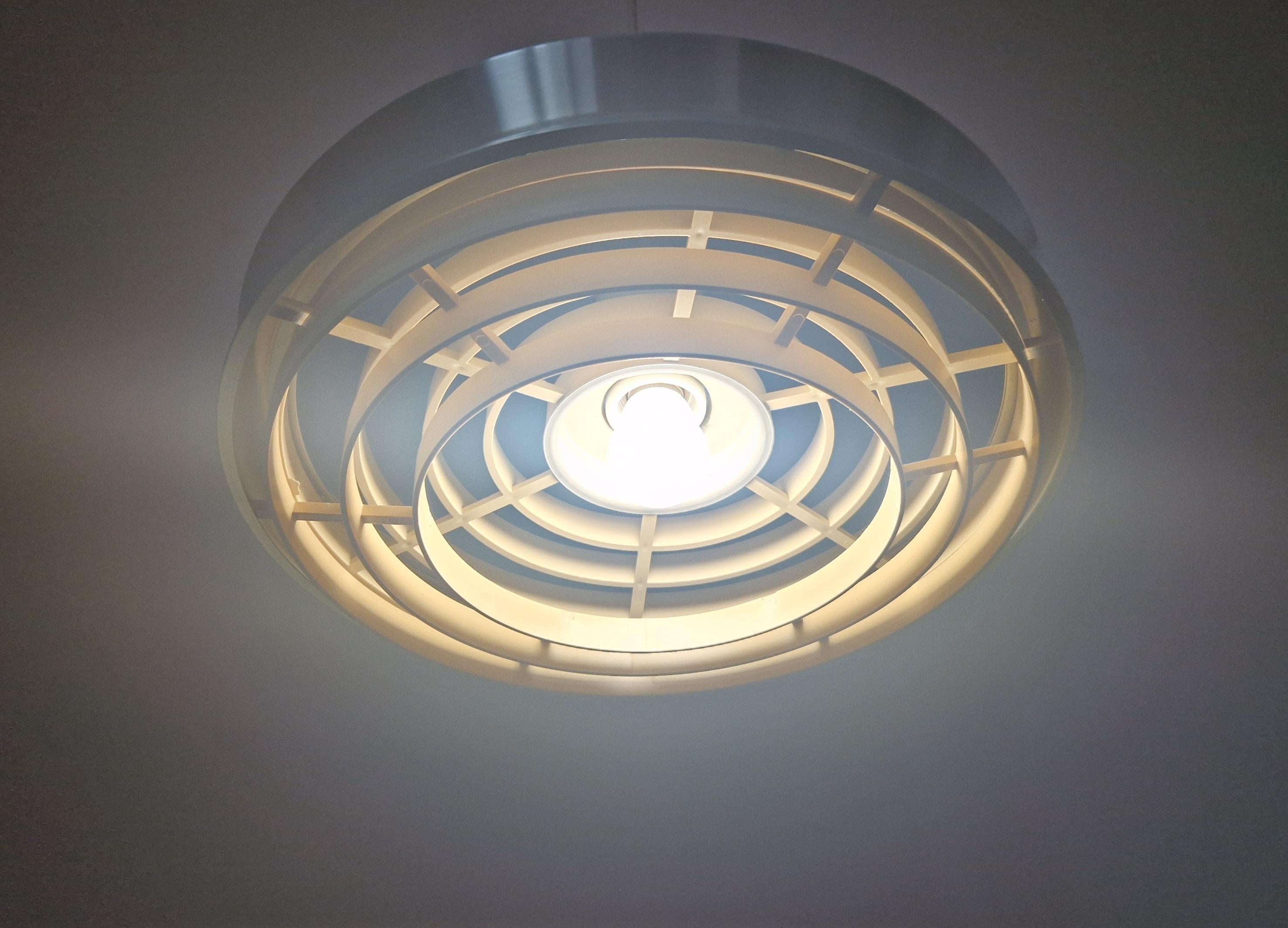 Mid-Century moderno Ciondolo UFO di metà secolo nello stile di Jo Hammerborg, Danimarca, anni '70 in vendita