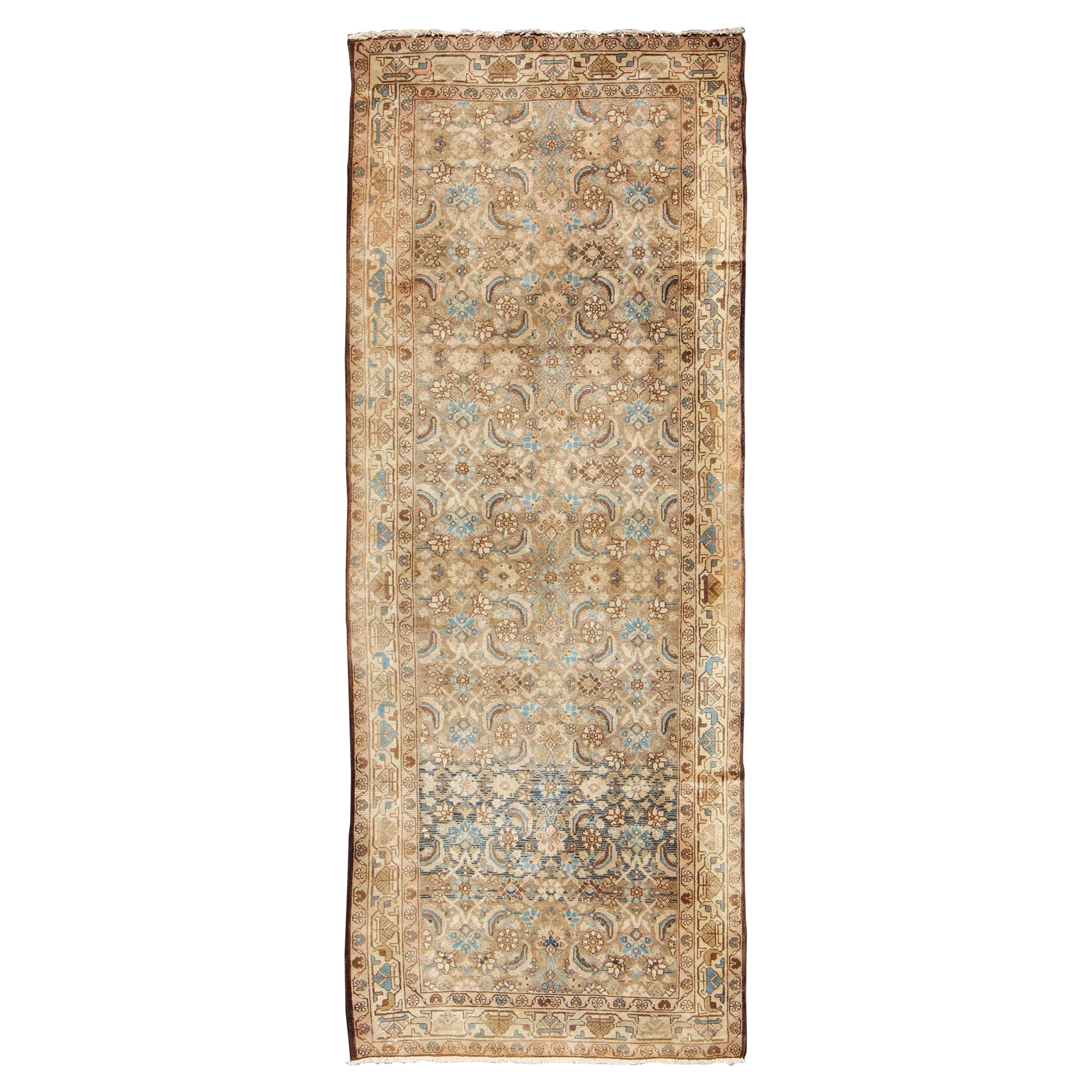 Tapis de course persan Hamedan du milieu du siècle avec design Herati en brun et bleu