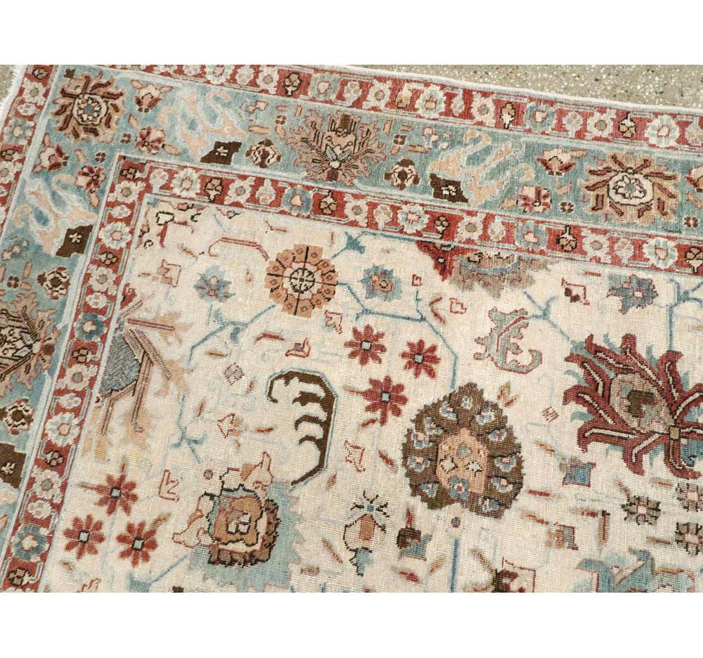 XX secolo Tappeto persiano di metà secolo realizzato a mano in avorio, blu, grigio e rosso cremisi in vendita