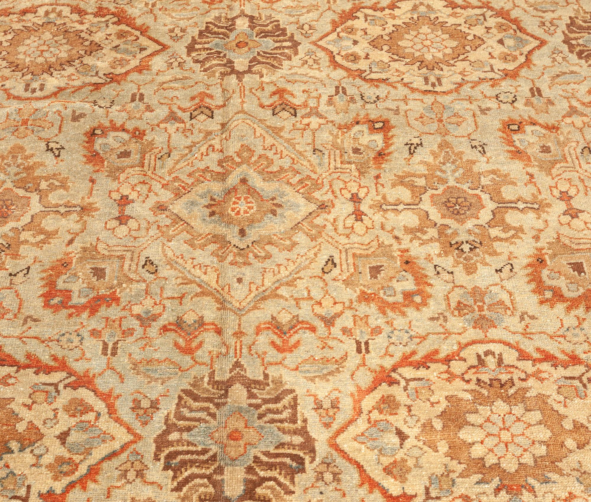 Tapis persan Sultanabad du milieu du 20e siècle en laine marron botanique fait à la main
Taille : 7'4