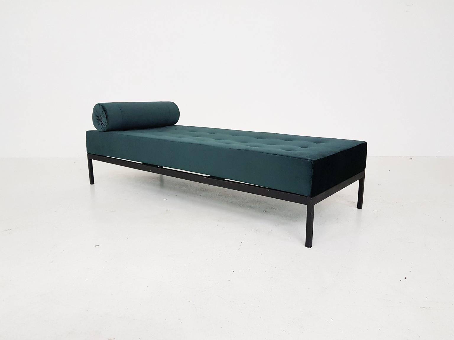 Lit de repos en velours et métal, Pays-Bas, années 1960.

Cadre et coussin en métal noir avec un nouveau revêtement et coussin en velours vert foncé.

Mesures : Largeur 73 cm

Longueur 186 cm

Hauteur 41 cm.