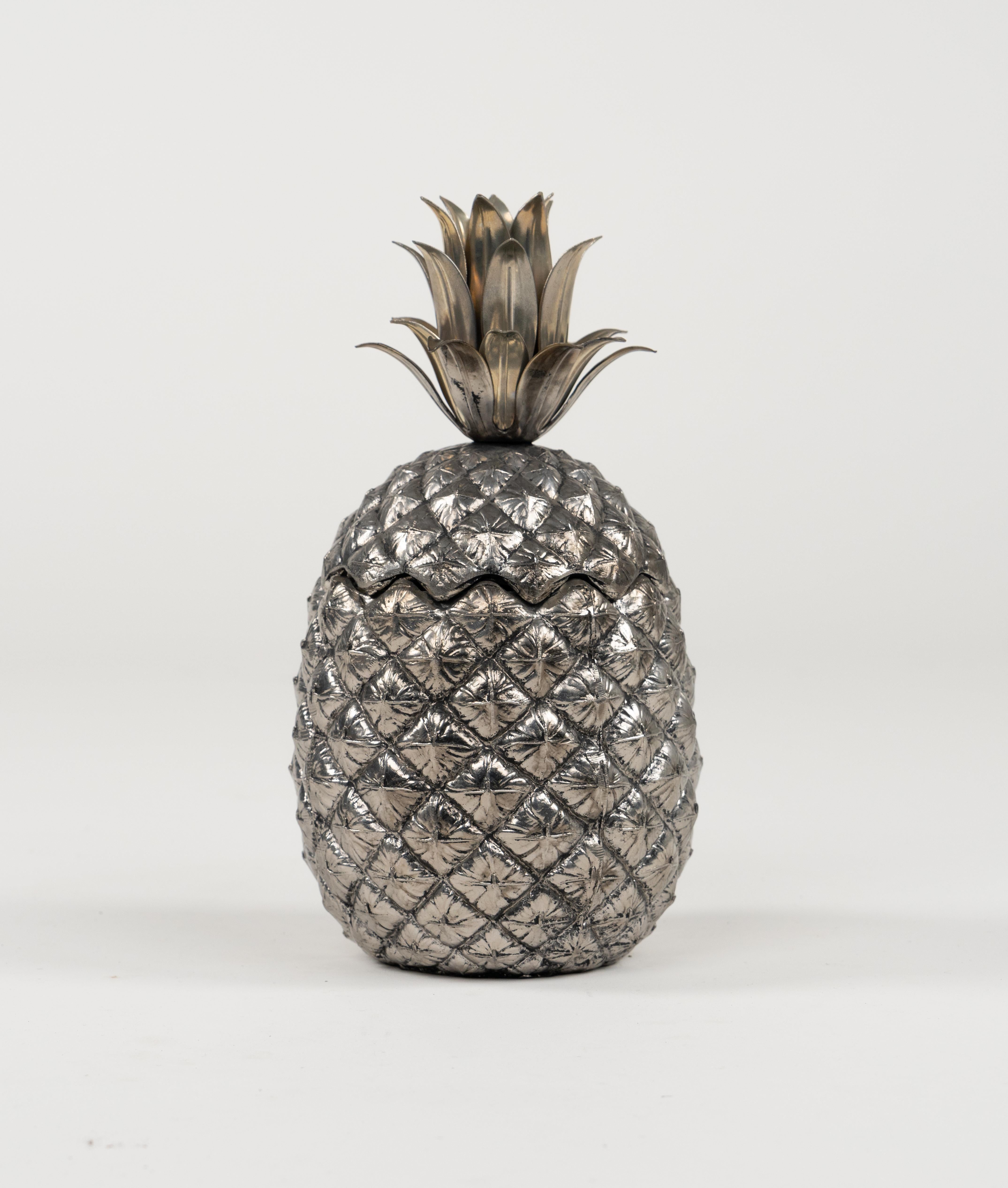 Midcentury beautiful form pineapple ice bucket, a container with lid, in pewter by Mauro Manetti for Fonderia D'Arte Firenze.

Made in Italy in the 1960s.

Manufacturer's stamp on the bottom the bucket.