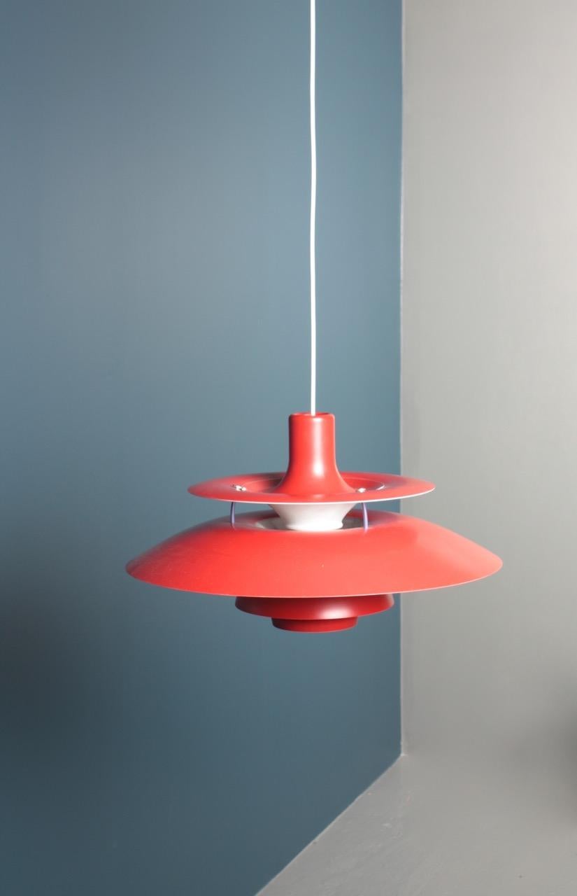 Ciondolo in metallo verniciato, disegnato nel 1958 da Poul Henningsen per Louis Poulsen, Danimarca. Ottime condizioni originali.