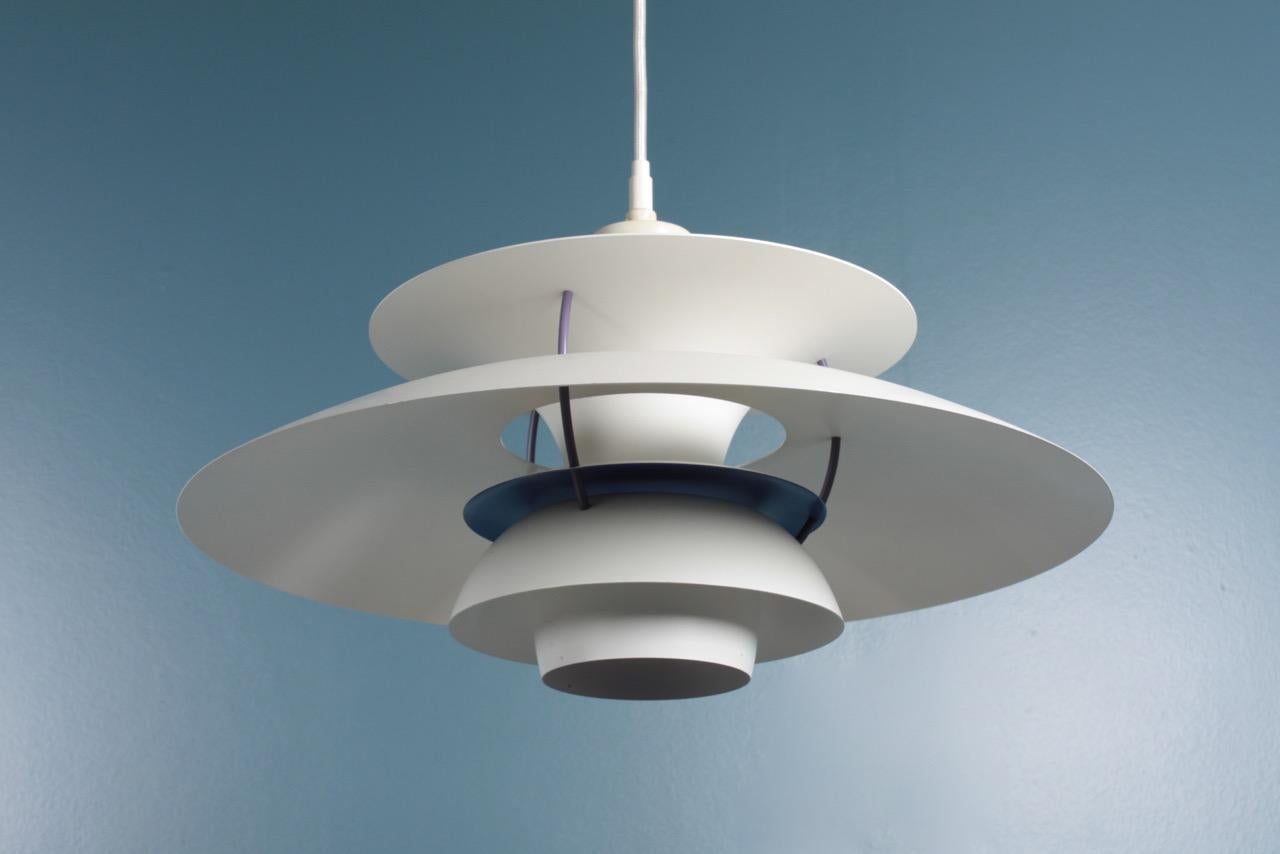 Ciondolo in metallo verniciato, disegnato nel 1958 da Poul Henningsen per Louis Poulsen Danimarca. Ottime condizioni originali.