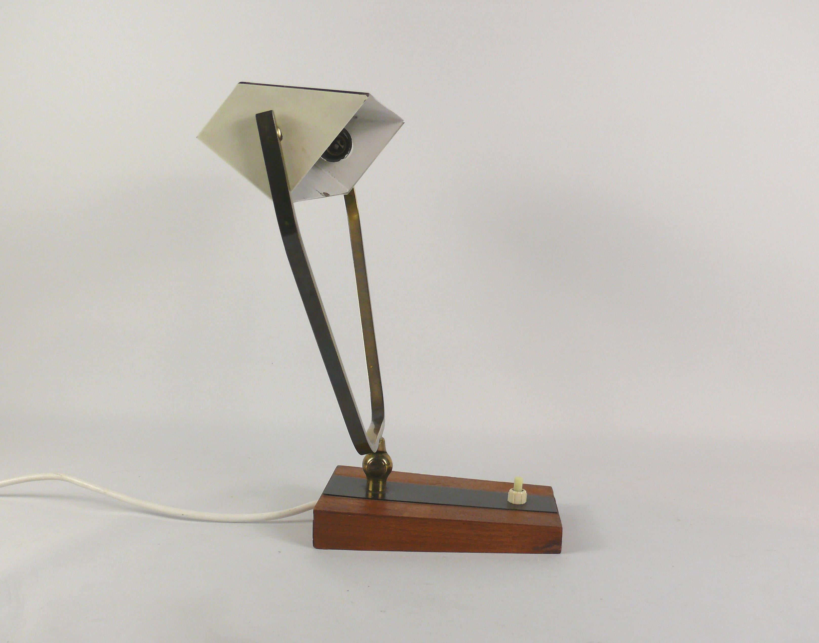 Äußerst seltene Tischleuchte / Klavierleuchte aus den 1960er Jahren von der bekannten Leuchtenfirma Kaiser Leuchten, Arnsberg. Der Schirm der Lampe ist zweifarbig lackiert, schwarz und cremeweiß, und wird auf beiden Seiten von einem gebogenen