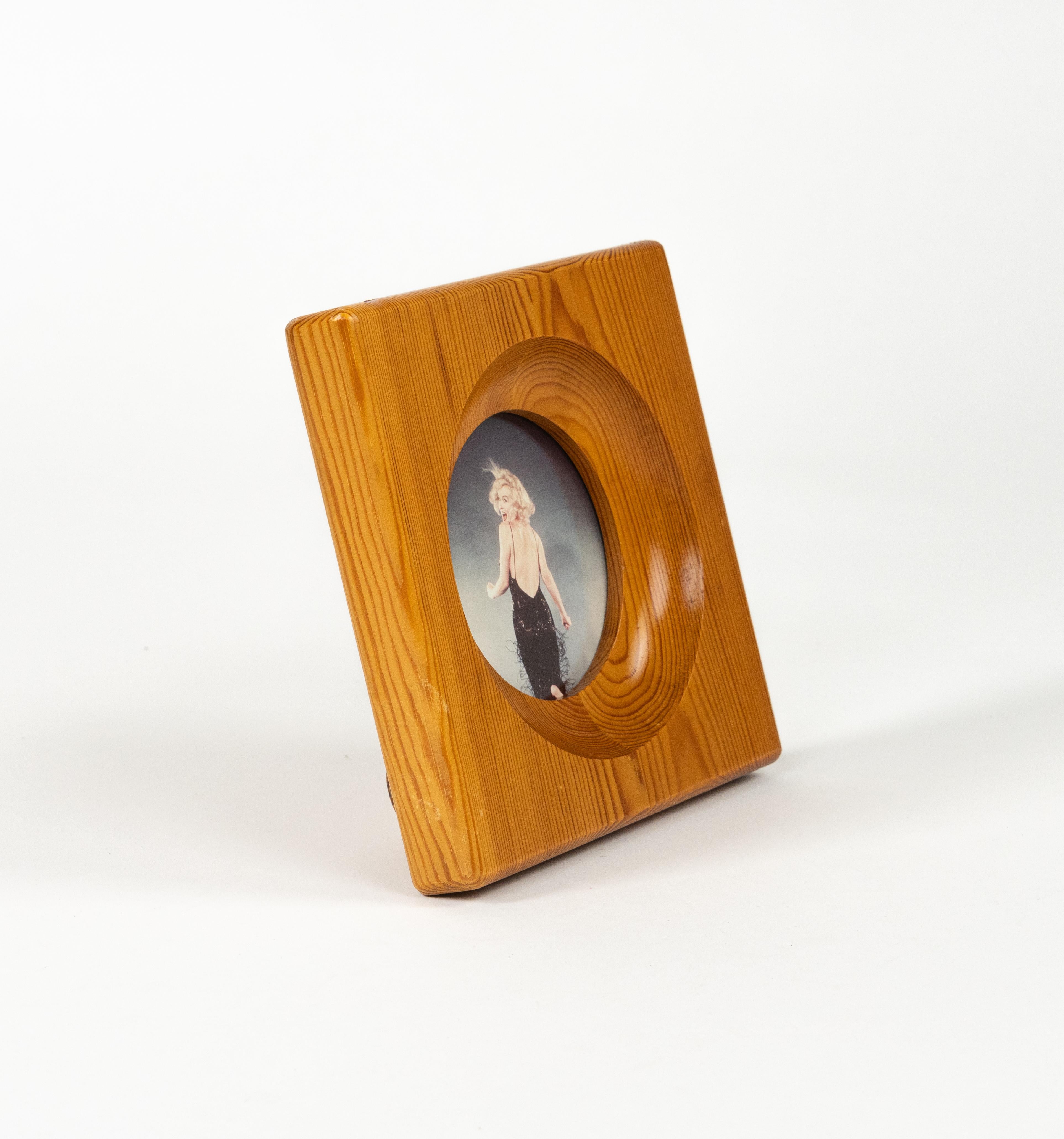 Schöner quadratischer Bilderrahmen aus Kiefernholz und Glas aus der Mitte des Jahrhunderts von dem berühmten finnischen Architekten und Designer Alvar Aalto für Artek.

Hergestellt in Italien in den 1970er Jahren.

Alvar Aalto, der für seine