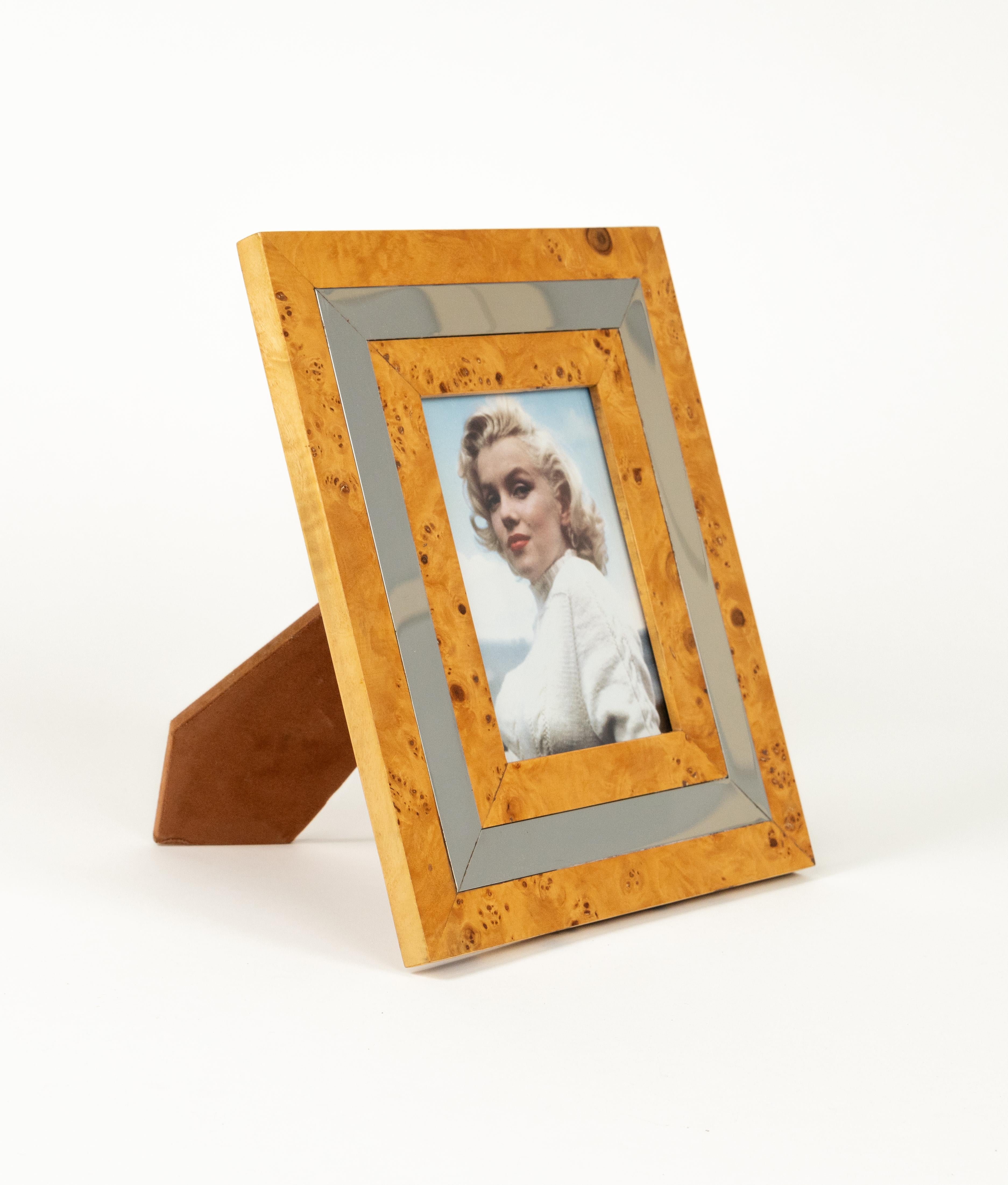 Precioso marco rectangular de mediados de siglo en madera, cromo y cristal al estilo de Willy Rizzo.

Fabricado en Italia en la década de 1960.