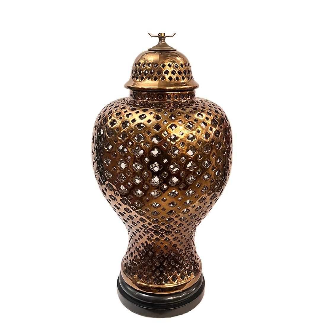 Grande lampe italienne en porcelaine percée, datant des années 1970, en forme de pot de gingembre.

Mesures :
Hauteur du corps : 22.25