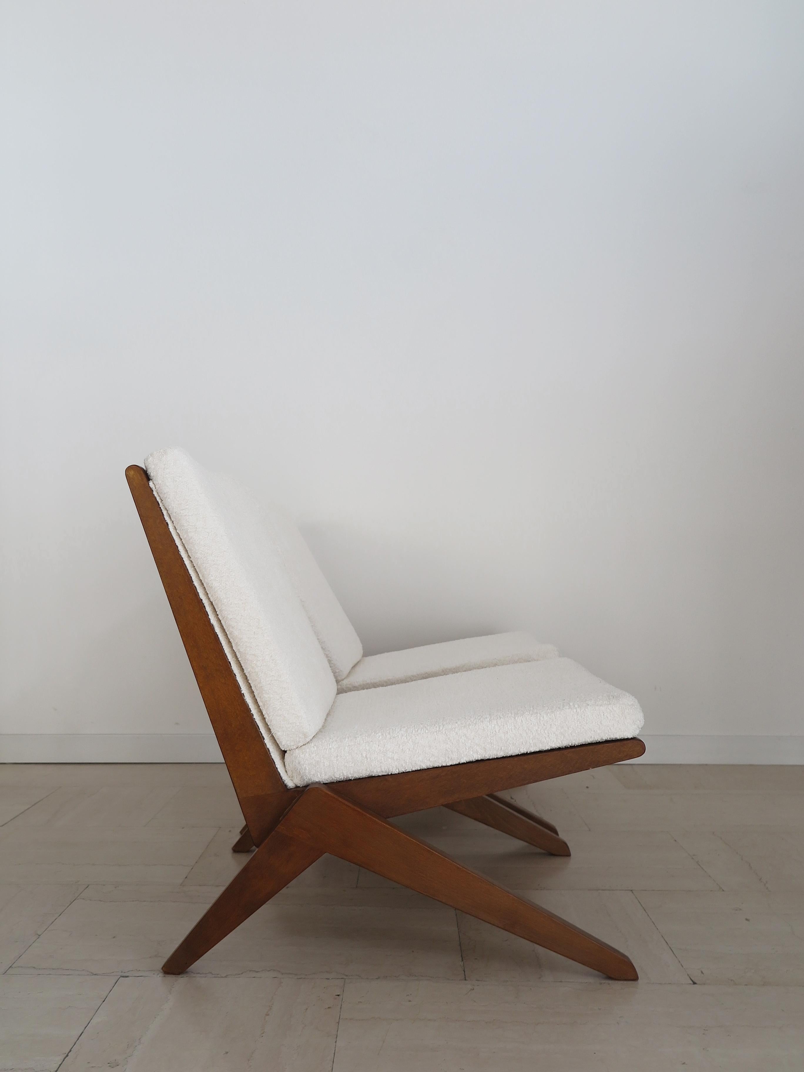 Fauteuils de style Pierre Jeanneret en bois massif avec assise et dossier en tissu neuf. Production française des années 1950.

Veuillez noter que les fauteuils sont des originaux de l'époque et qu'ils présentent des signes normaux d'âge et