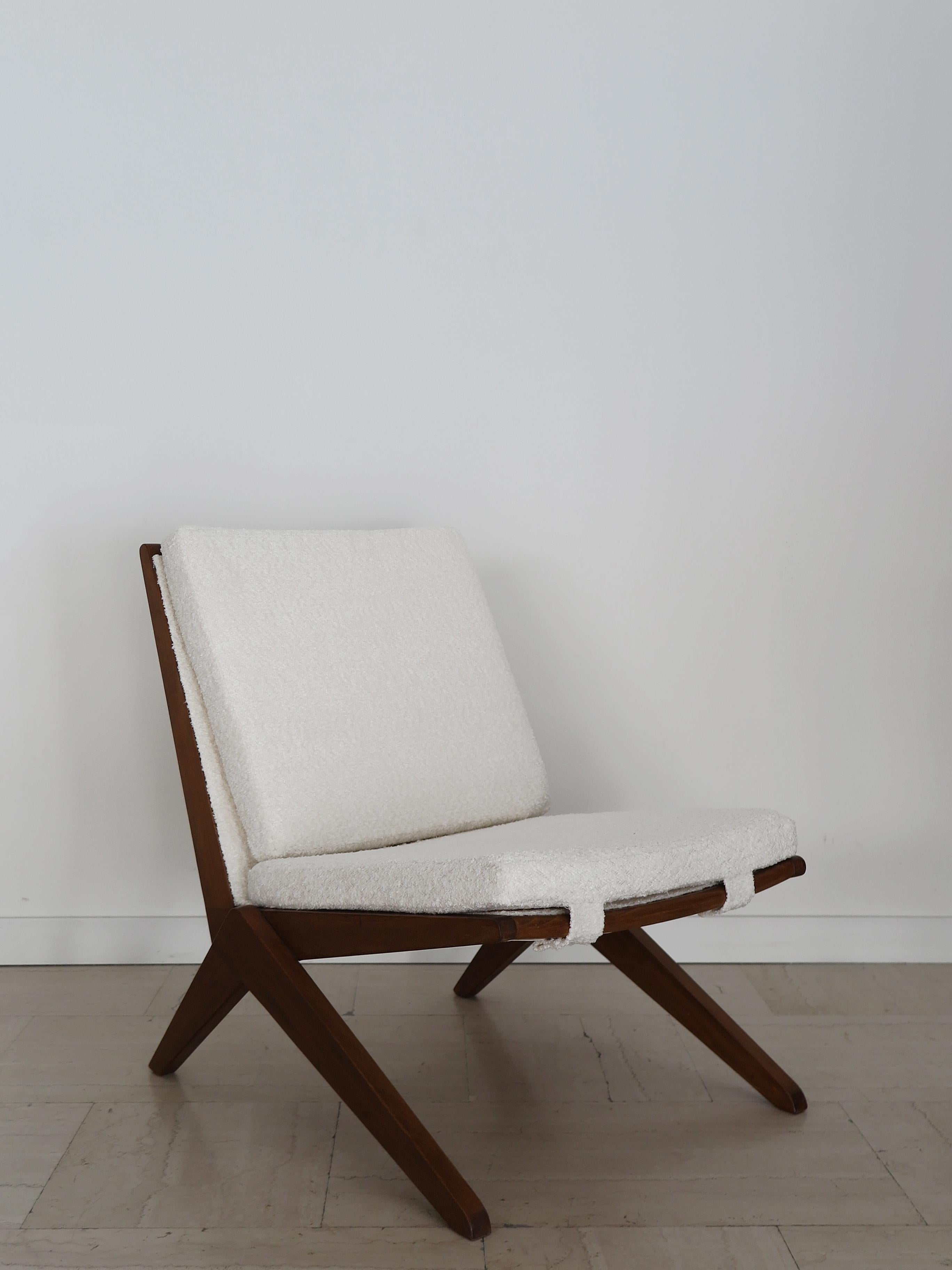 Fauteuils en bois et tissu français de style Pierre Jeanneret 1950s Bon état - En vente à Reggio Emilia, IT