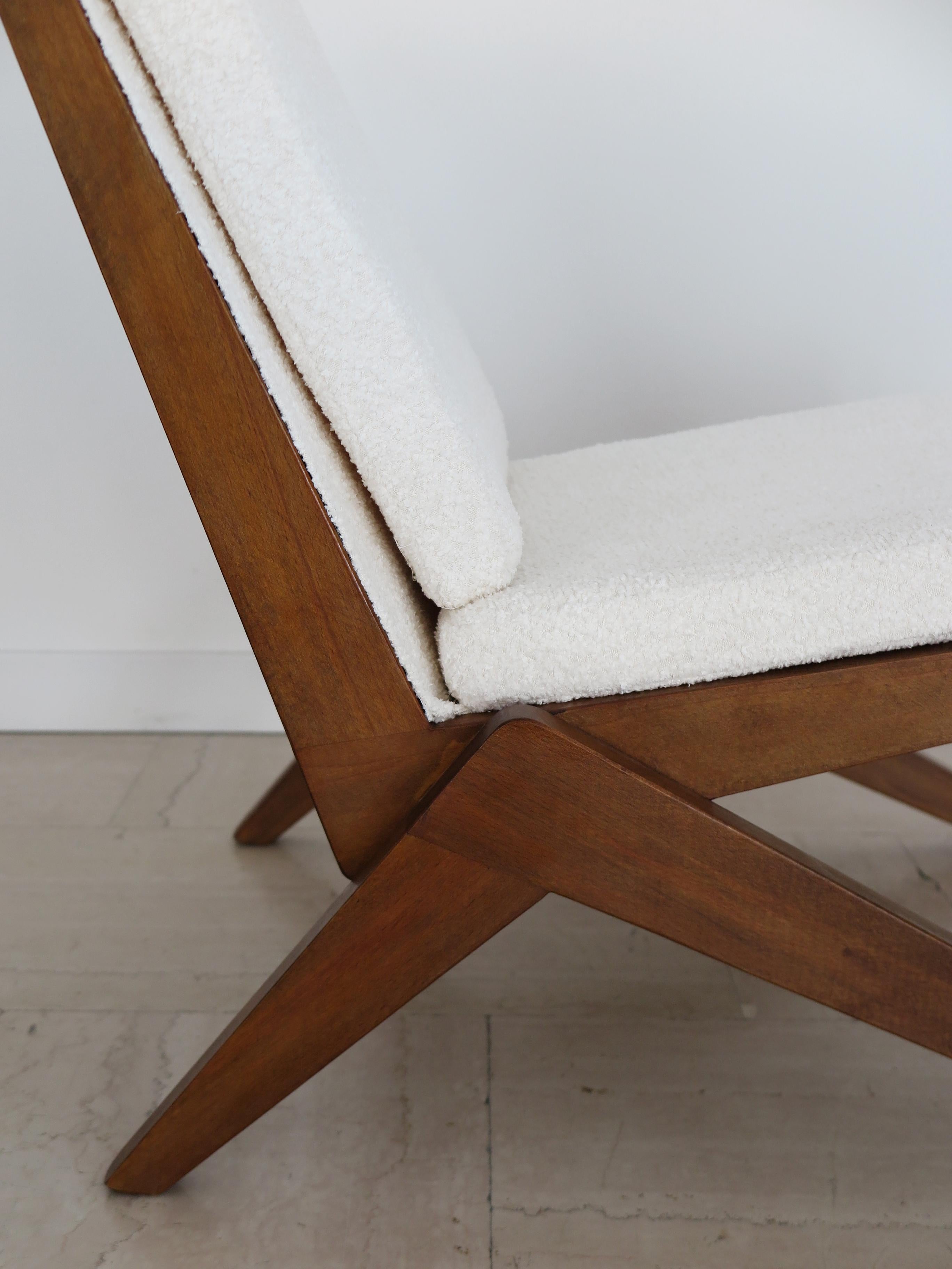 Bois Fauteuils en bois et tissu français de style Pierre Jeanneret 1950s en vente