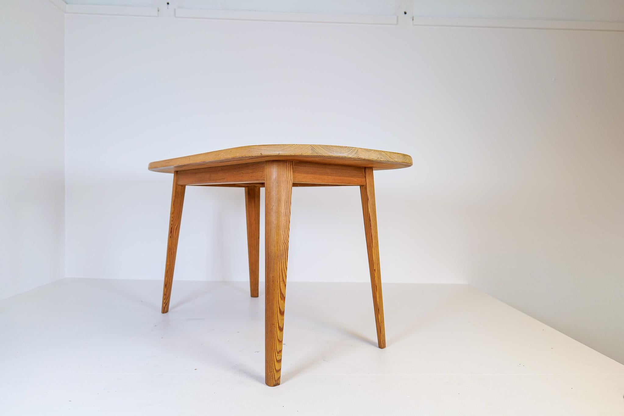 Midcentury Pine Coffee Table by Carl Malmsten, Sweden, 1940s For Sale 4