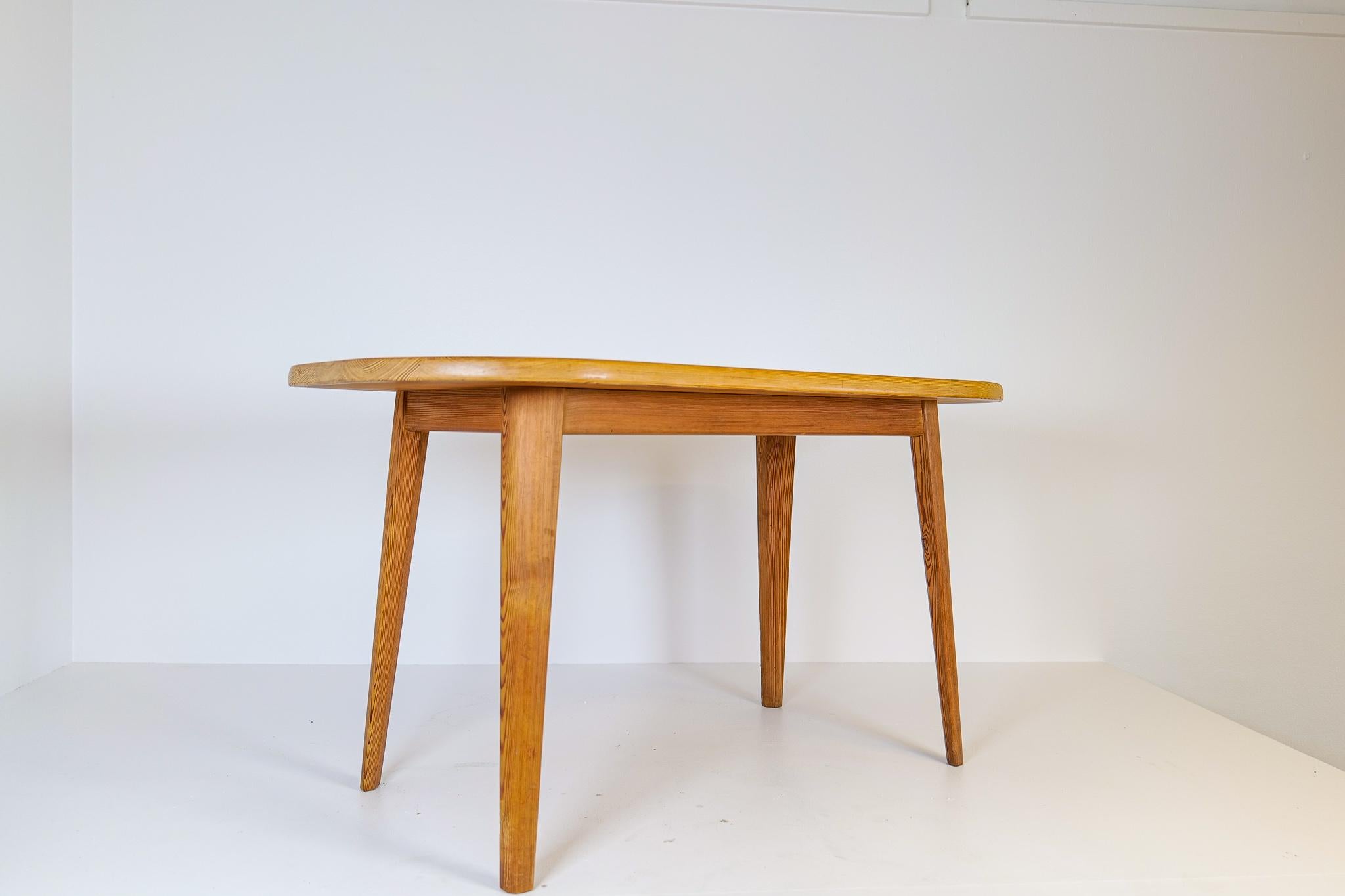 Wunderschöner Kiefer-Kassettentisch des schwedischen Designers Carl Malmsten. Der Tisch stammt aus der Zeit, als in Schweden hochwertige Kiefernmöbel hergestellt wurden. Dies ist keine Ausnahme. 

Der Tisch ist in einem guten Vintage-Zustand mit