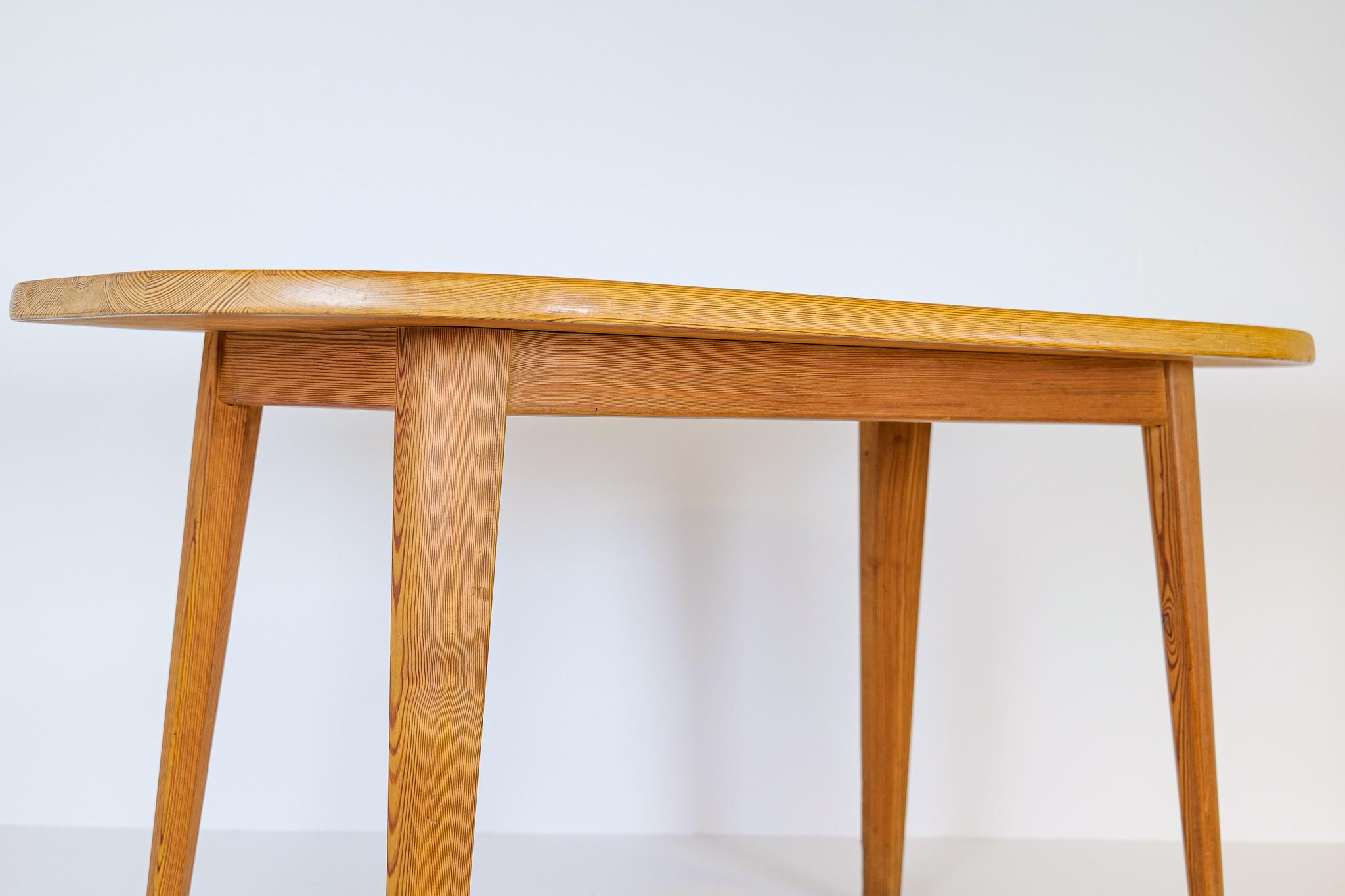 Swedish Midcentury Pine Coffee Table by Carl Malmsten, Sweden, 1940s For Sale