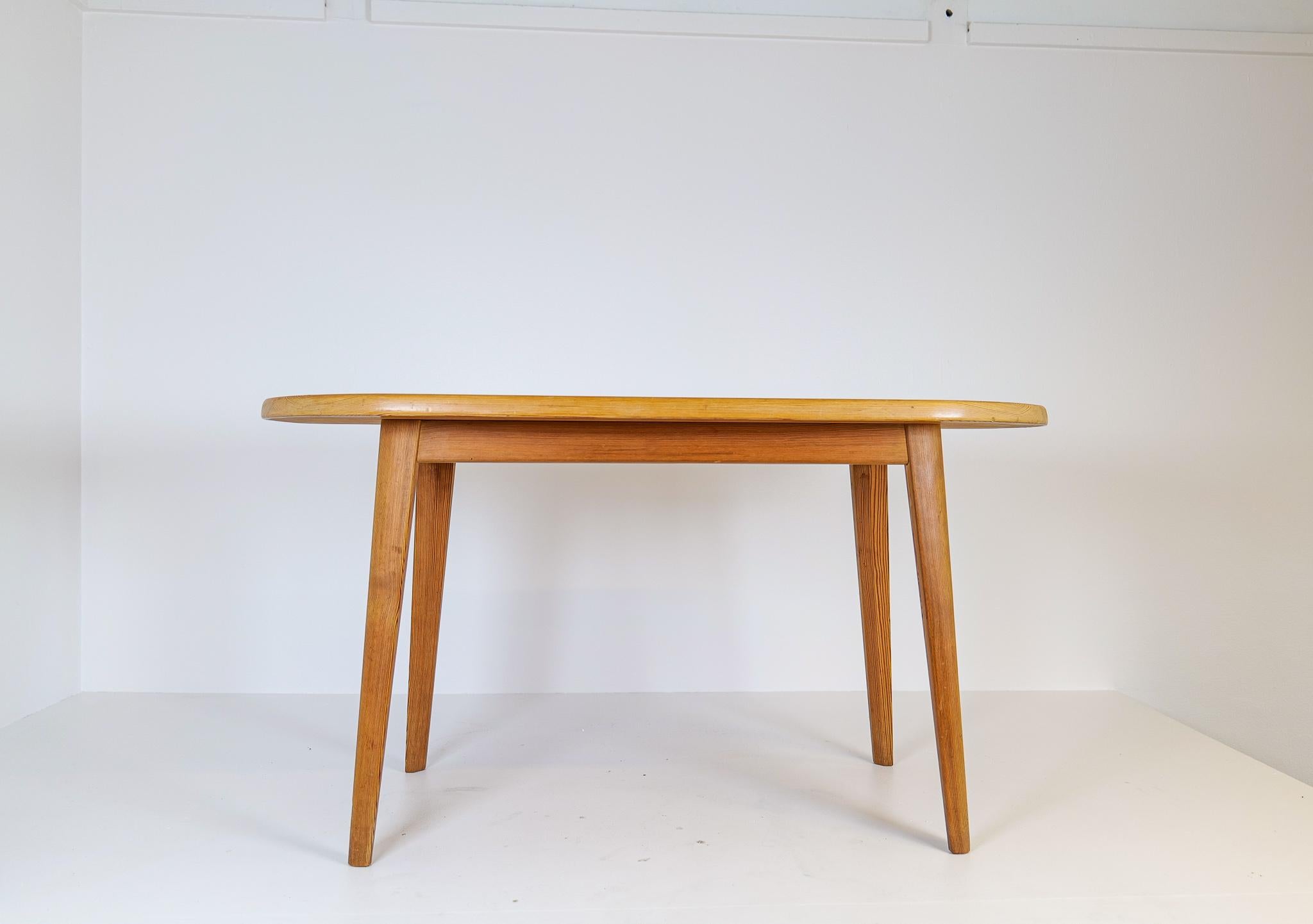 Midcentury Pine Coffee Table by Carl Malmsten, Sweden, 1940s In Good Condition For Sale In Hillringsberg, SE