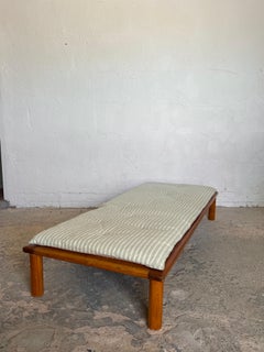 Diván danés de pino de mediados de siglo, con tela antigua francesa para el cojín nuevo: 190 x 75 x 32 cm