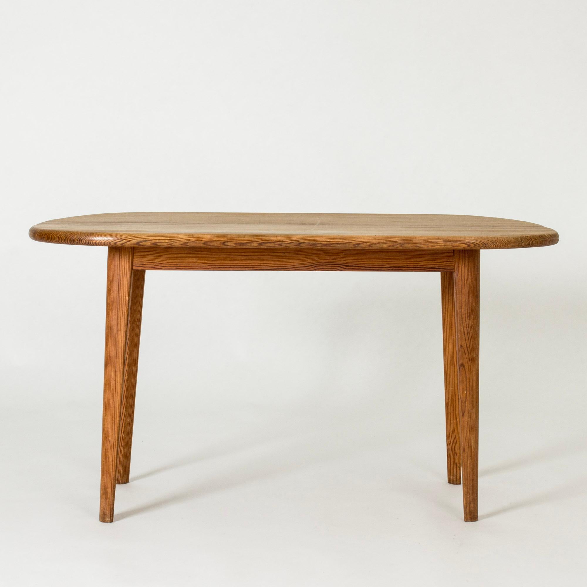 Magnifique table d'appoint de Carl Malmsten, fabriquée en pin avec de jolis motifs en bois. Formes lisses et arrondies.