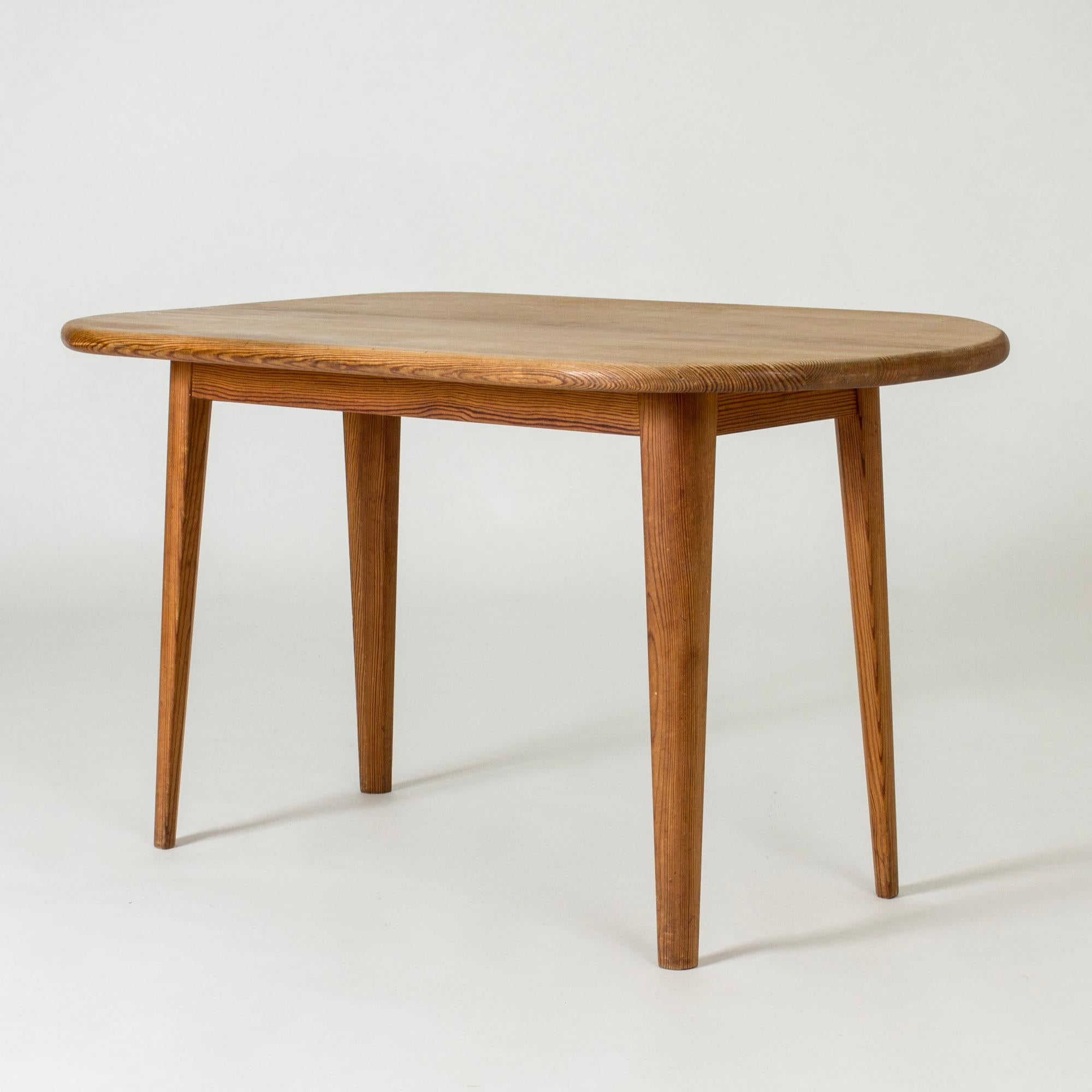 Midcentury Pine Occasional Table by Carl Malmsten, Sweden, 1940s In Good Condition For Sale In Stockholm, SE