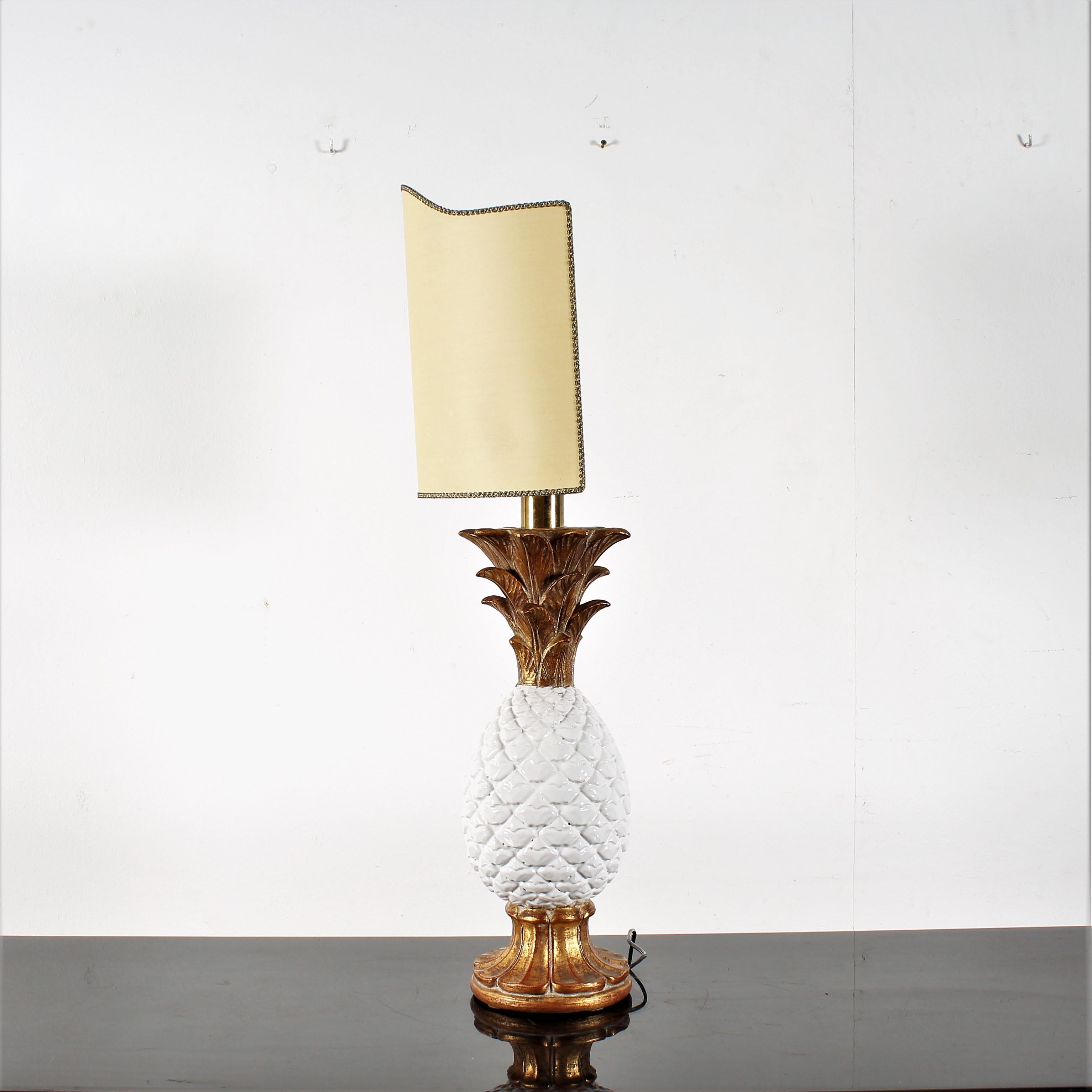 Urbano Zaccagnini design table lamp, produced in Italy in the 1960s. Ceramic structure in the shape of a pineapple. Fabric lampshade. Hand painted brand name on the bottom.
Wear consistent with age and use.