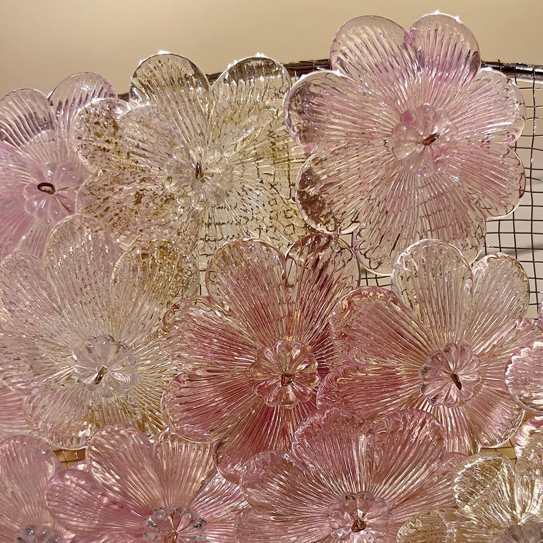 Lámpara Flower rosa y dorada de mediados de siglo Italiano en venta