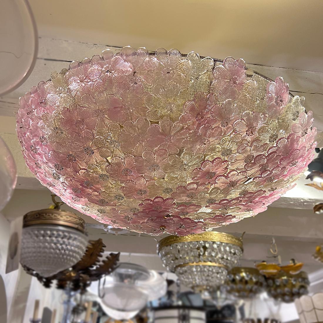 Lámpara Flower rosa y dorada de mediados de siglo en Bueno estado para la venta en New York, NY
