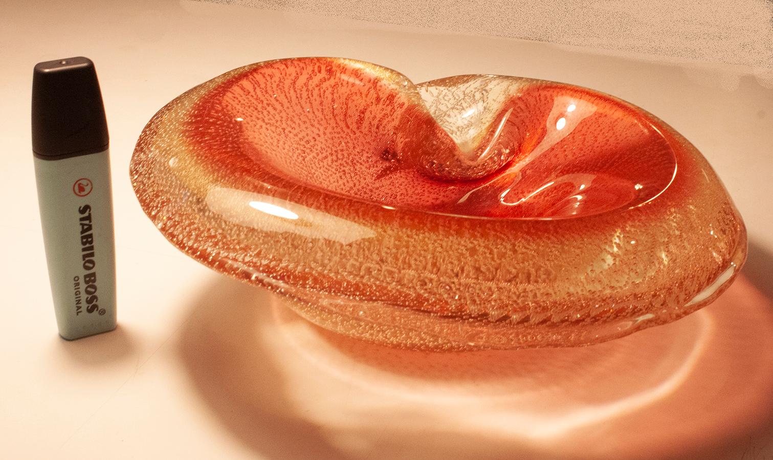 Midcentury pink and gold Murano glass bowl or ashtray. This handmade item was produced in Italy during 1960 and it is attributed to Archimede Seguso.

This piece is unique as made with the 