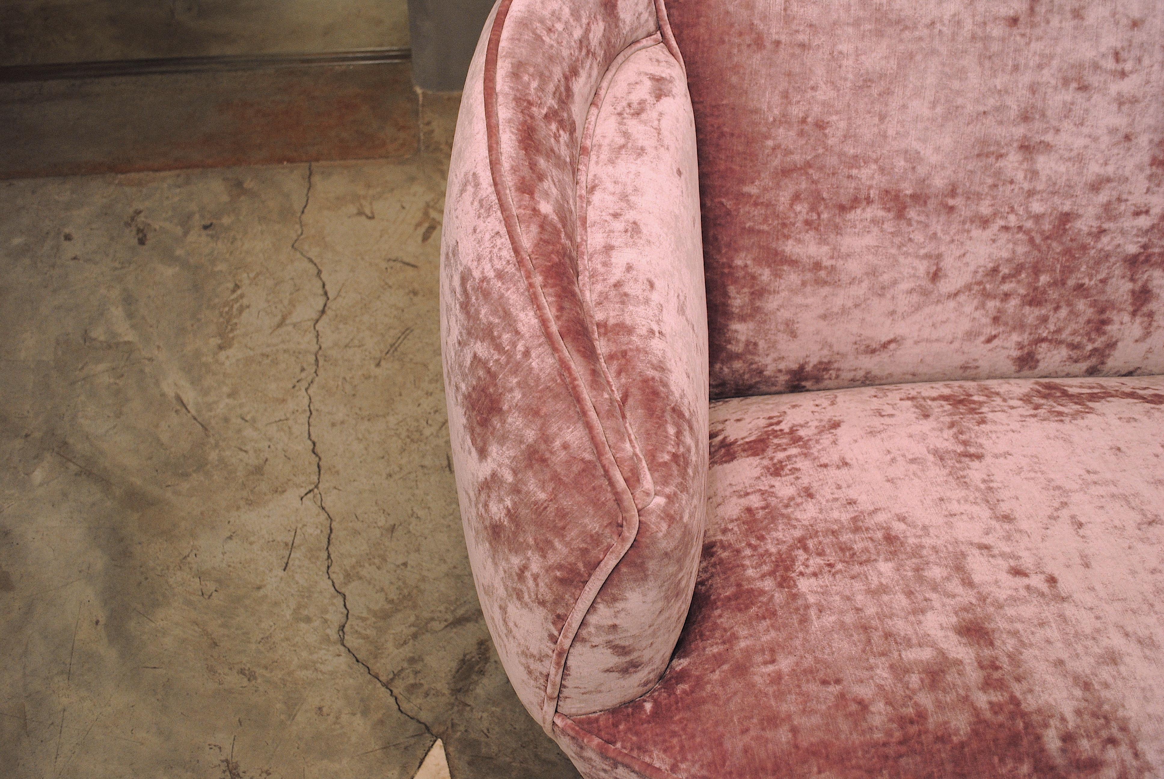 Midcentury Pink Velvet Italian Sofa in the Style of Giulia Veronesi, 1950s 4