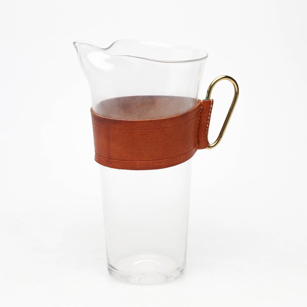 Vintage large handblown glass pitcher with brass handle and removable cognac leather collar. Designed by Carl Auböck, Vienna, late 1950s.
Original condition.
