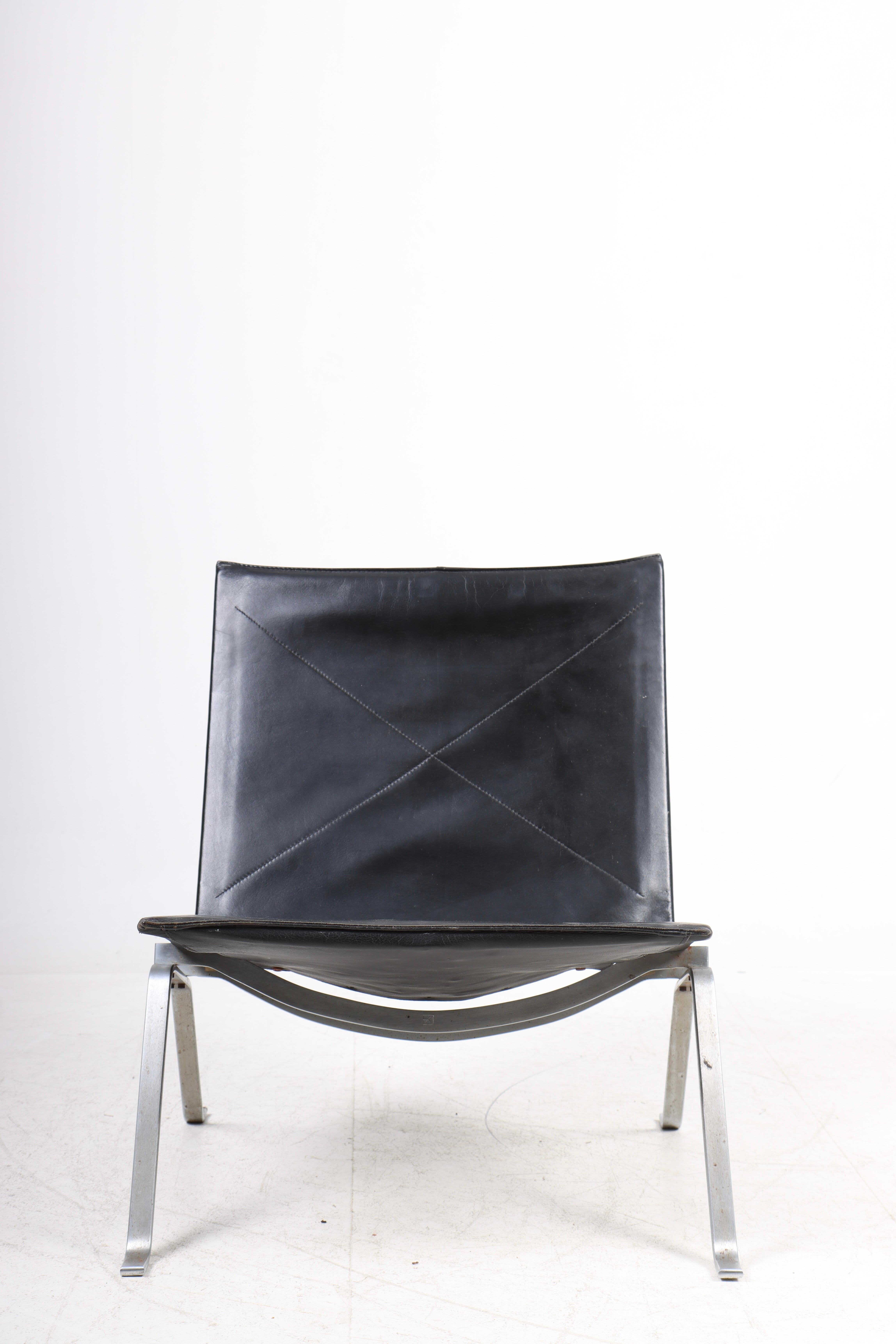 Great looking PK22 lounge chair in patinated leather. Designed by Maa. Poul Kjærholm for Kold Christensen. Made in Denmark. Original condition.