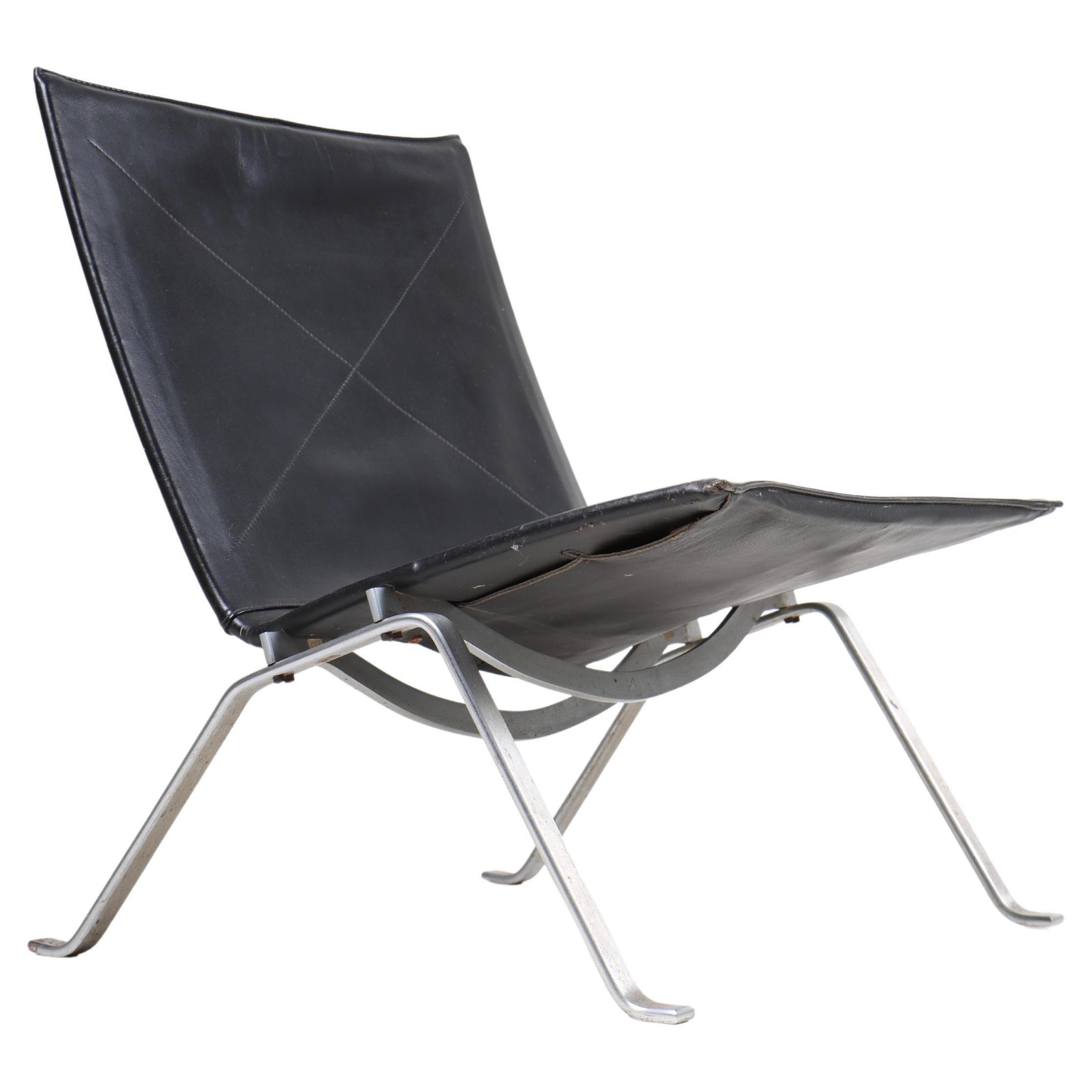Midcentury "PK 22" Lounge Chair in Patinated Leather Designed by Poul Kjærholm