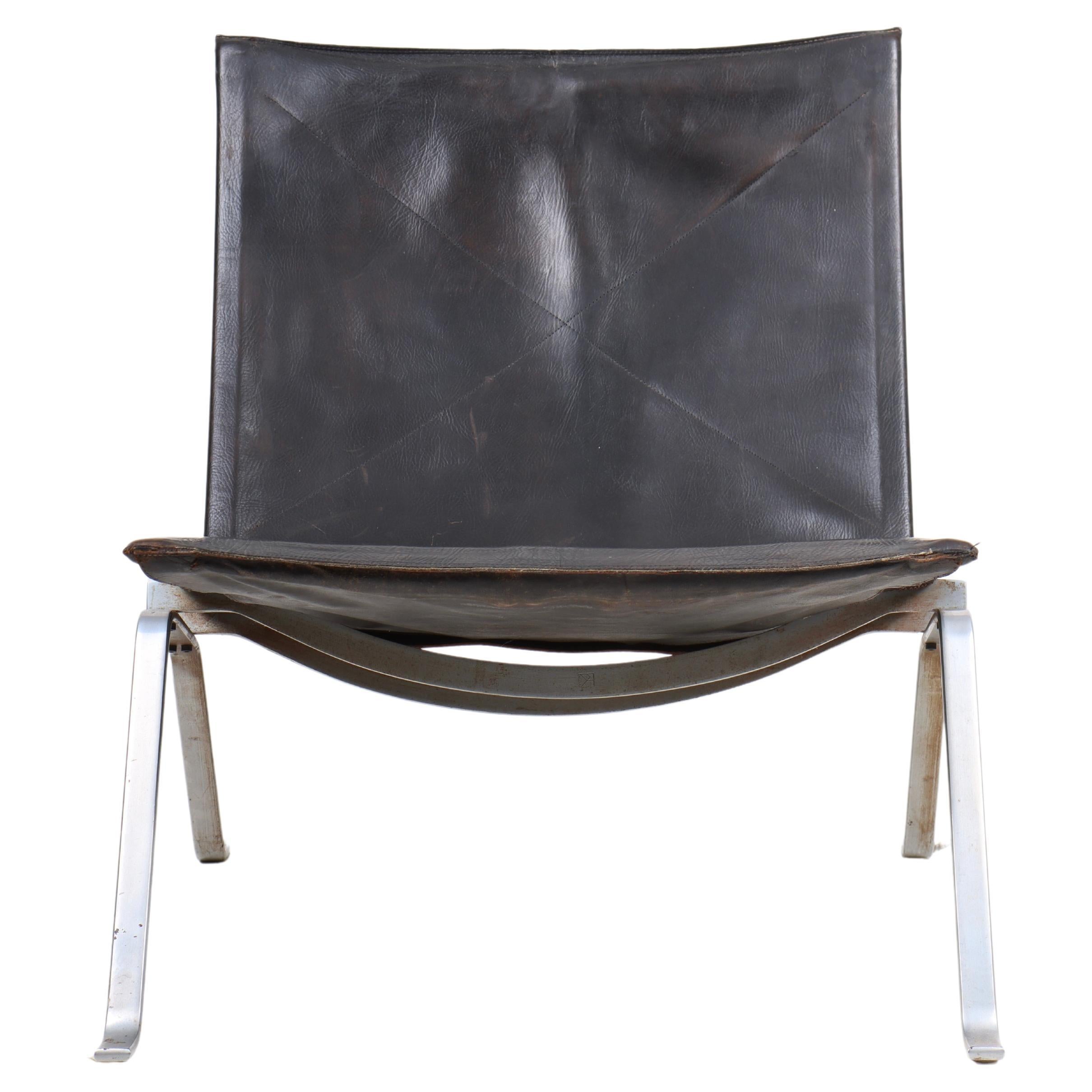 Mid-Century "Pk 22" Lounge Chair in Patinated Leather Designed by Poul Kjærholm For Sale