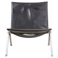 Mid-Century "Pk 22" Lounge Chair in Patinated Leather Designed by Poul Kjærholm